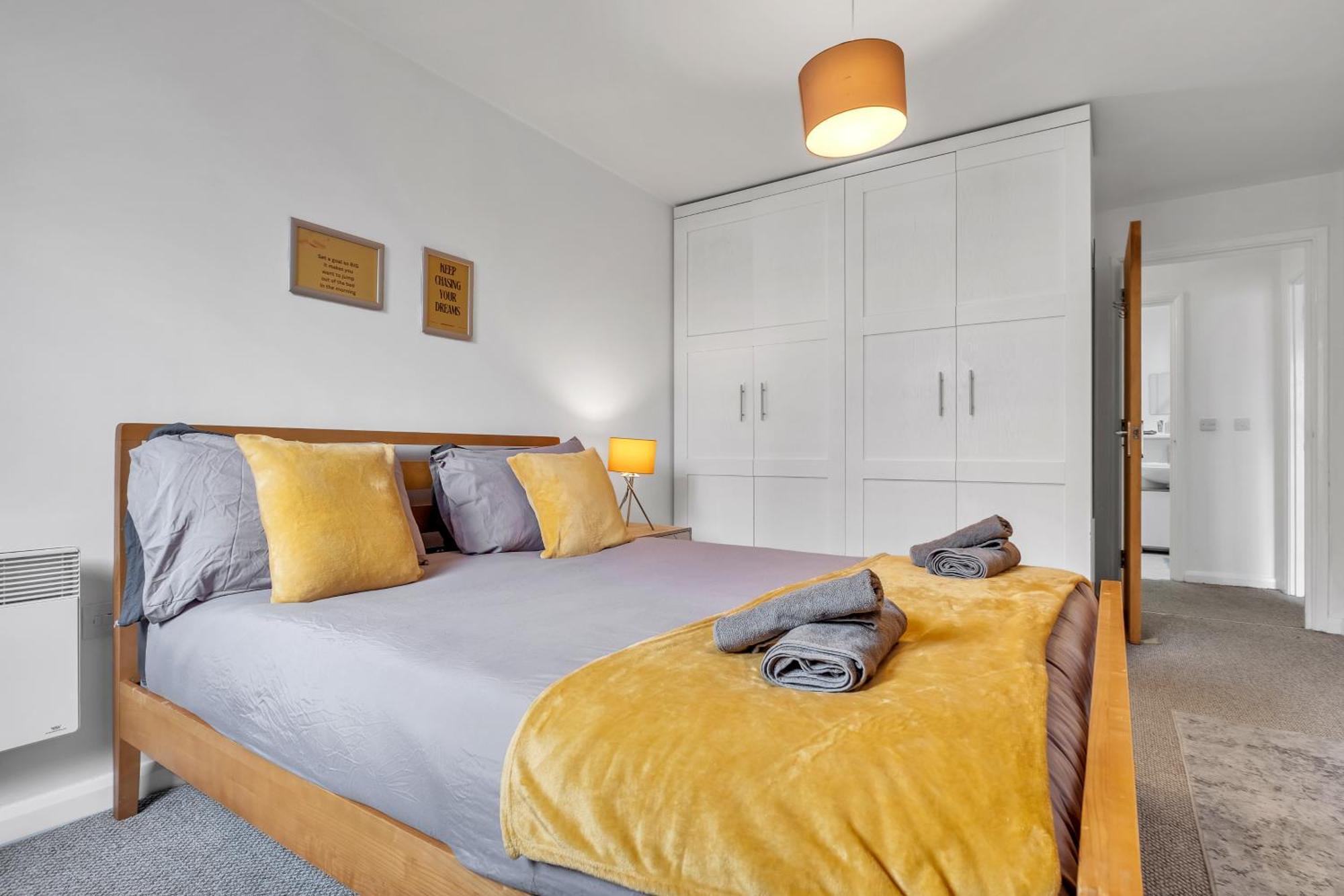 Apartment Ping Pong - Centre - Close To Mailbox Netflix, King Size Bed, Toiletries & Wifi - Sleeps 4 *
