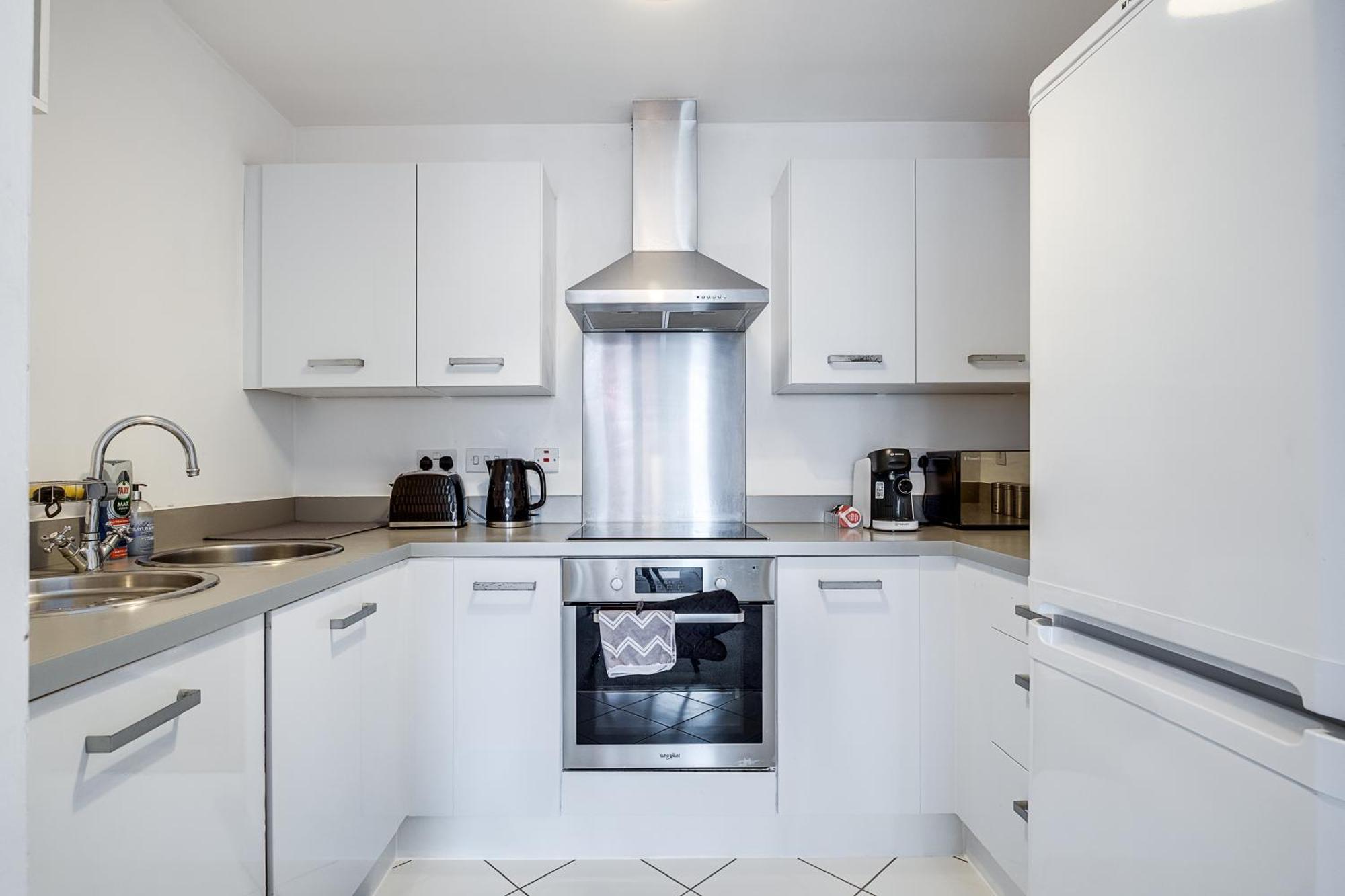 Apartment Ping Pong - Centre - Close To Mailbox Netflix, King Size Bed, Toiletries & Wifi - Sleeps 4 Birmingham
