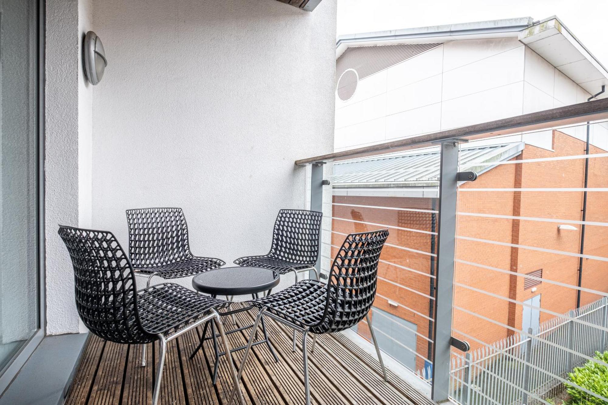 Ping Pong - Centre - Close To Mailbox Netflix, King Size Bed, Toiletries & Wifi - Sleeps 4 *