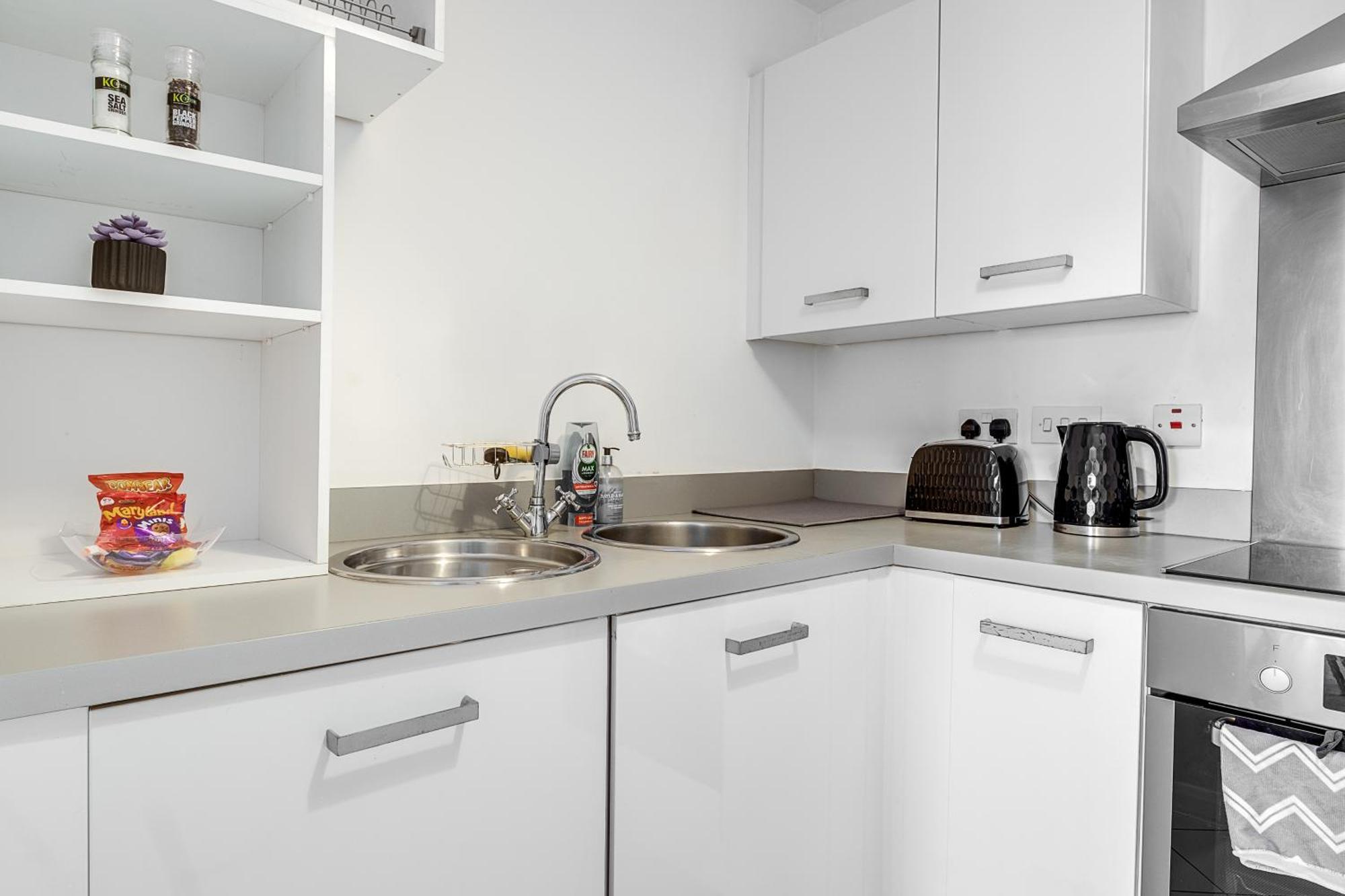 Ping Pong - Centre - Close To Mailbox Netflix, King Size Bed, Toiletries & Wifi - Sleeps 4 * Birmingham