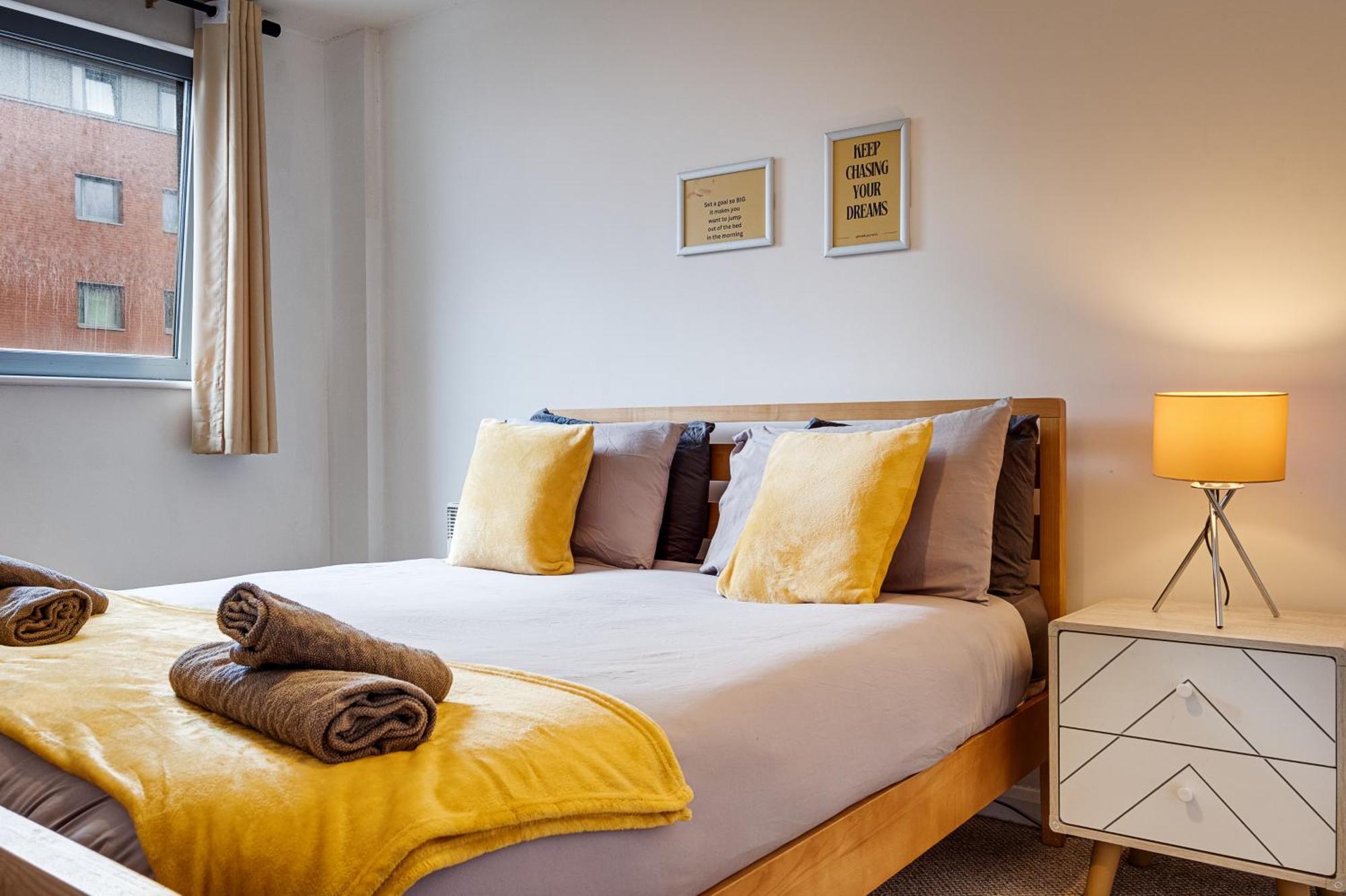Ping Pong - Centre - Close To Mailbox Netflix, King Size Bed, Toiletries & Wifi - Sleeps 4 Apartment *
