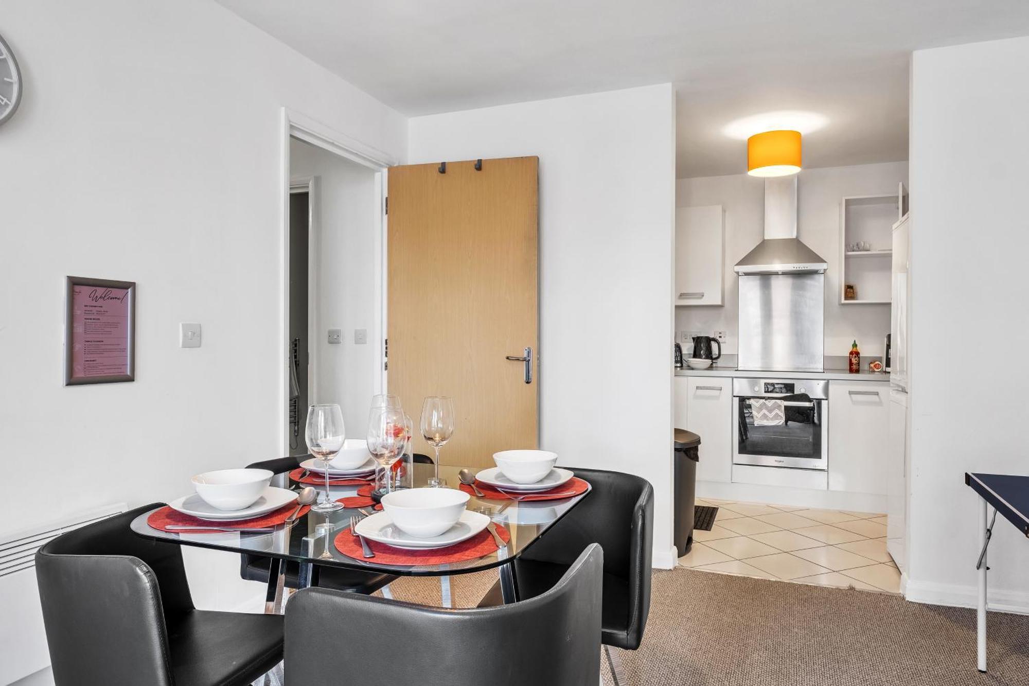 Ping Pong - Centre - Close To Mailbox Netflix, King Size Bed, Toiletries & Wifi - Sleeps 4 * Birmingham