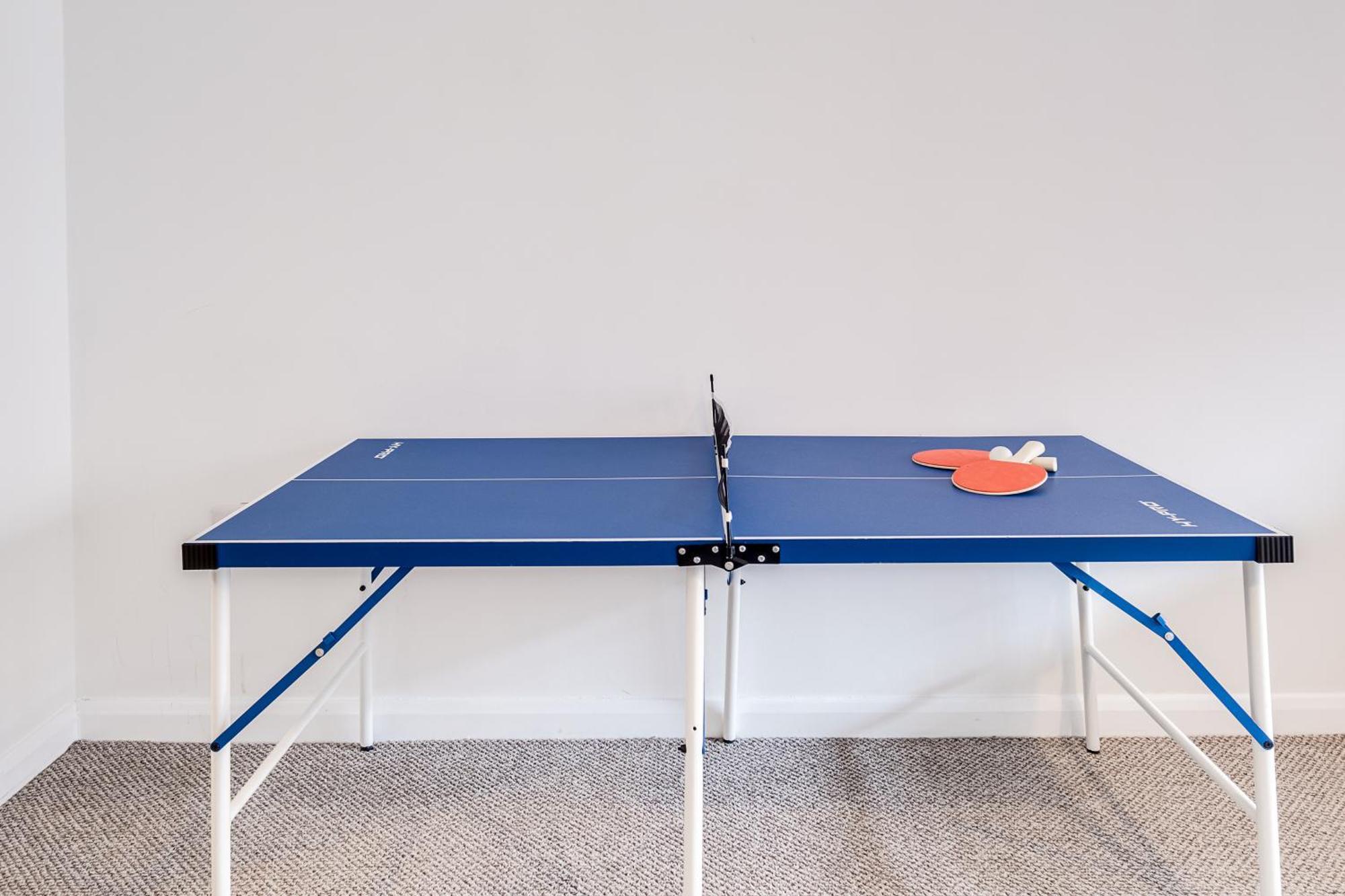 Ping Pong - Centre - Close To Mailbox Netflix, King Size Bed, Toiletries & Wifi - Sleeps 4