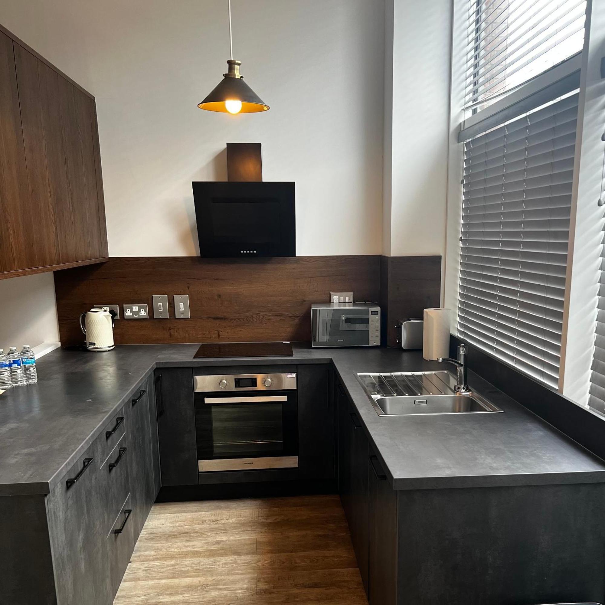 Luxurious 1-bedroom With Parking Apartment *