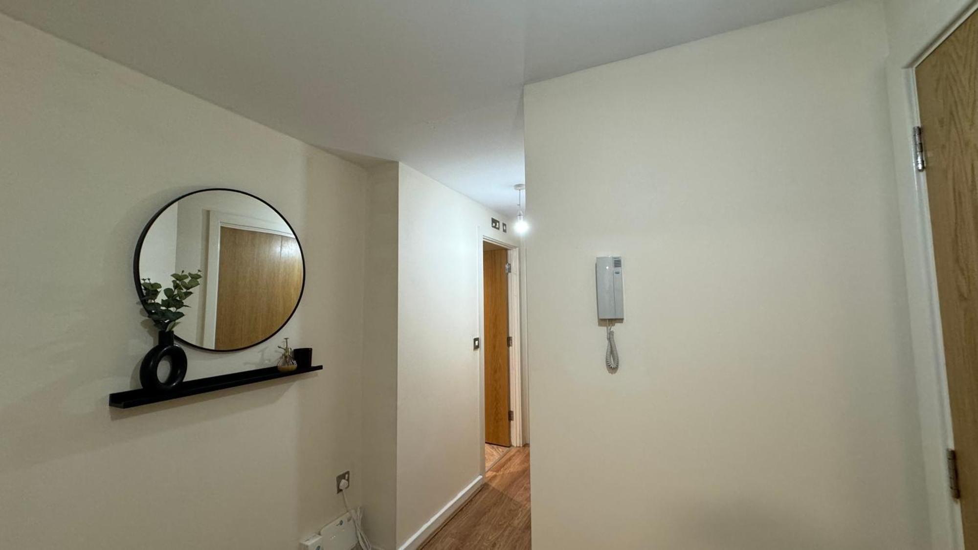 Modern Spacious In Digbeth With Balcony - Netflix, Youtube, Amazon Tv, Superfast Wifi - Just 10 Mins To Centre, Bullring, Train, Coach Station And Fc * Birmingham