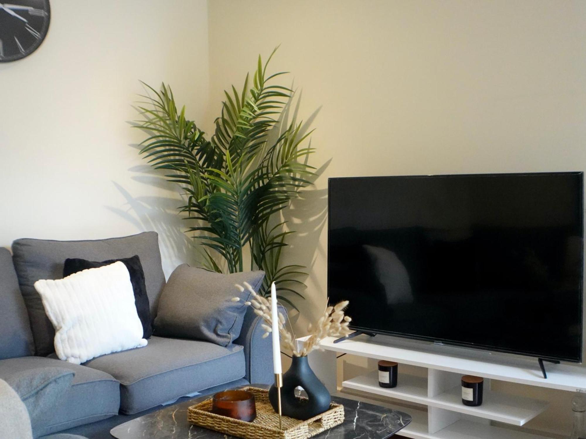Modern Spacious In Digbeth With Balcony - Netflix, Youtube, Amazon Tv, Superfast Wifi - Just 10 Mins To Centre, Bullring, Train, Coach Station And Fc *