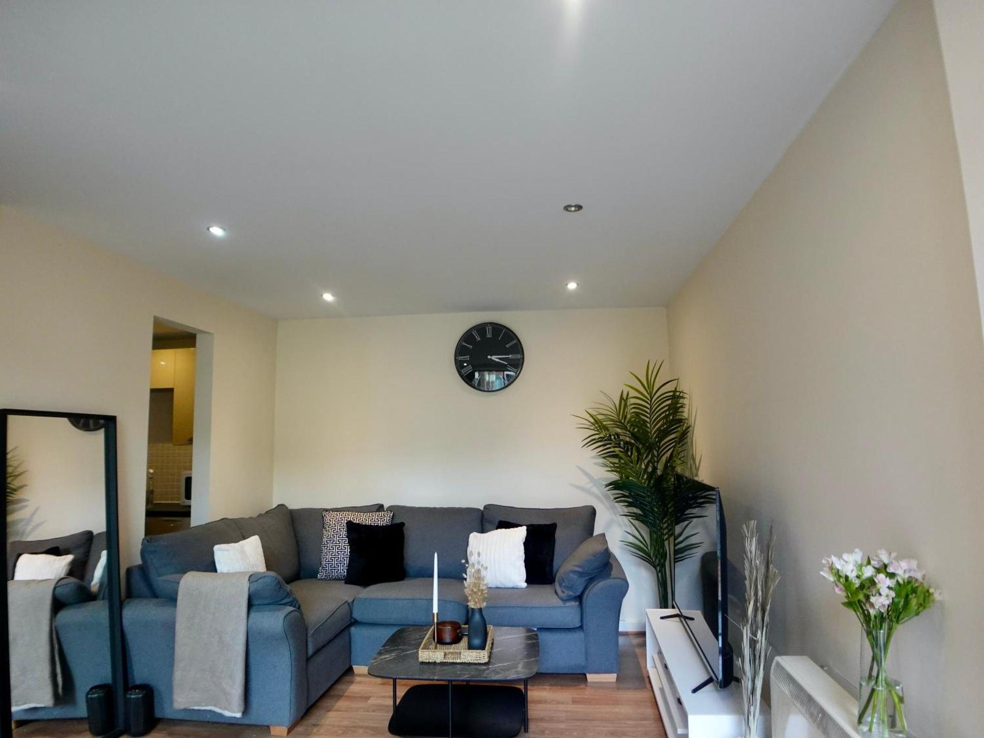 Apartment Modern Spacious In Digbeth With Balcony - Netflix, Youtube, Amazon Tv, Superfast Wifi - Just 10 Mins To Centre, Bullring, Train, Coach Station And Fc Birmingham