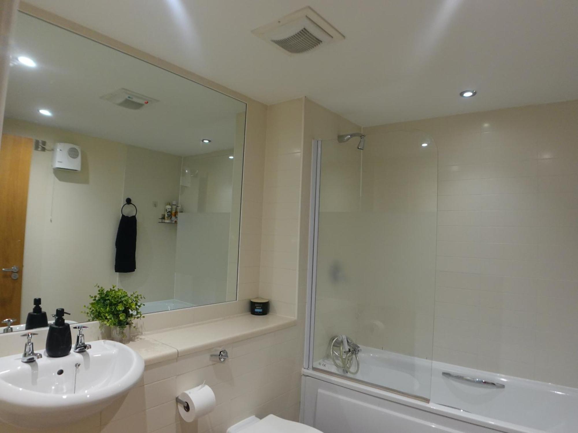Modern Spacious In Digbeth With Balcony - Netflix, Youtube, Amazon Tv, Superfast Wifi - Just 10 Mins To Centre, Bullring, Train, Coach Station And Fc Apartment *