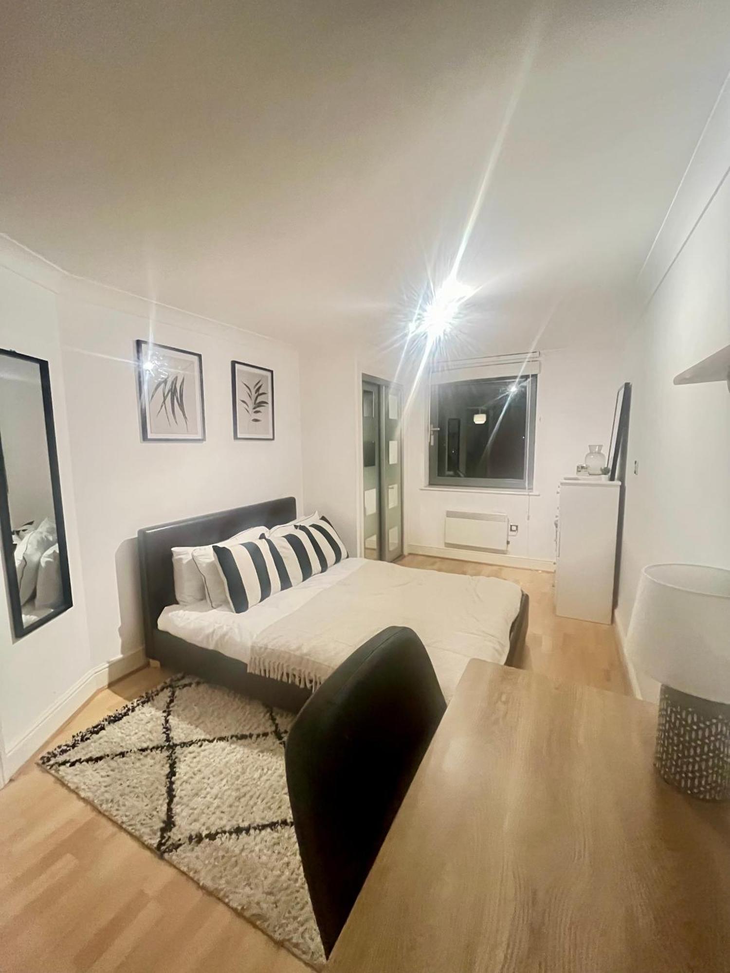 Stunning Modern 2 Bed With Views Apartment