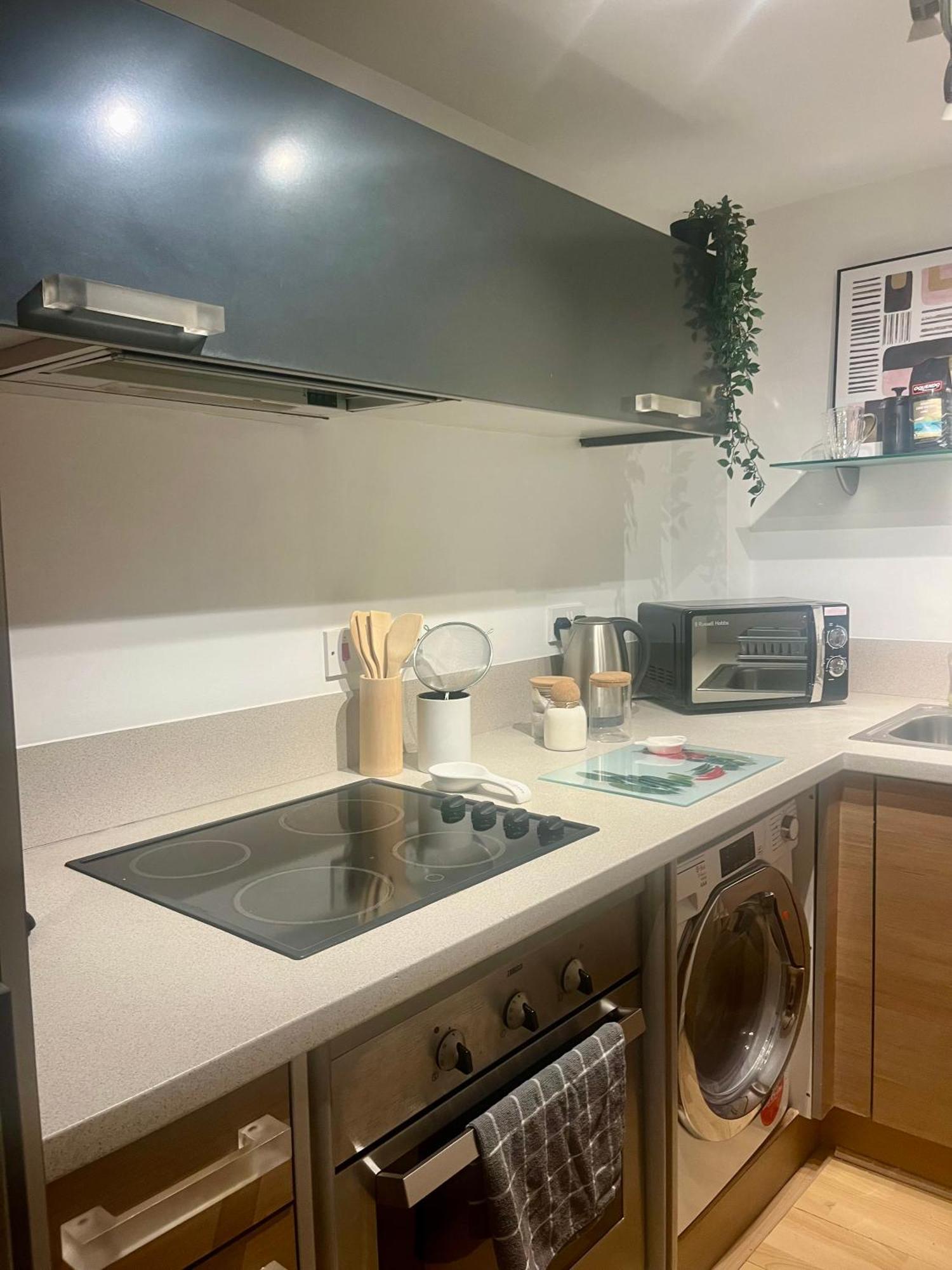 Stunning Modern 2 Bed With Views *