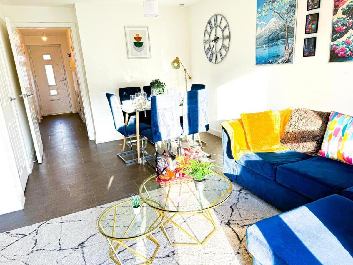 Holiday home Optimal Luxury For Contractors And Large Groups 3 Bedroom 2 Bath - Sleep Unto 9 Guests- 5 Mins Drive To The Centre Pets Allowed -- Free Parking Onsite *