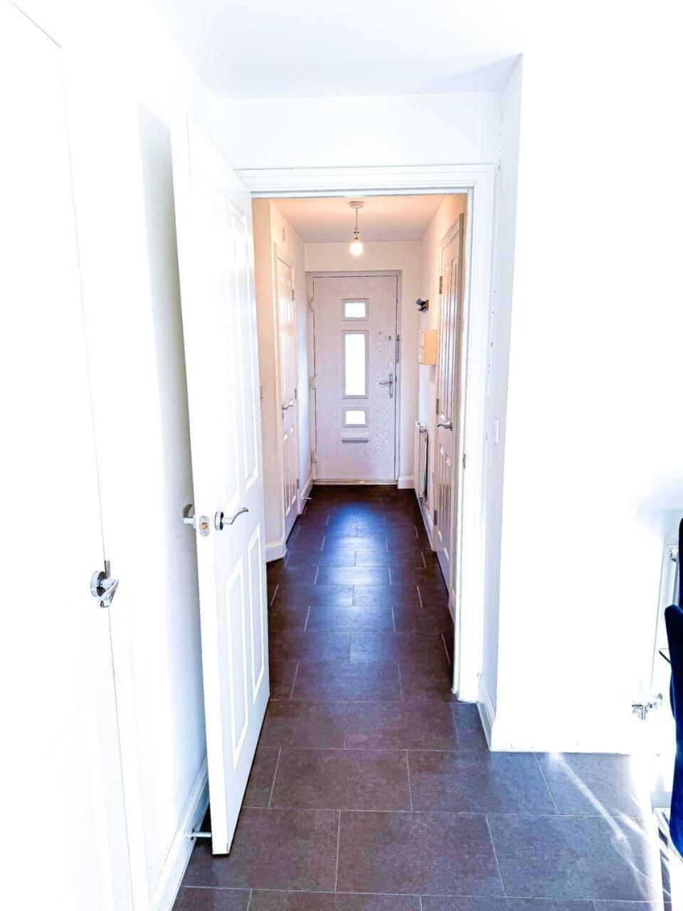 Optimal Luxury For Contractors And Large Groups 3 Bedroom 2 Bath - Sleep Unto 9 Guests- 5 Mins Drive To The Centre Pets Allowed -- Free Parking Onsite Holiday home Birmingham
