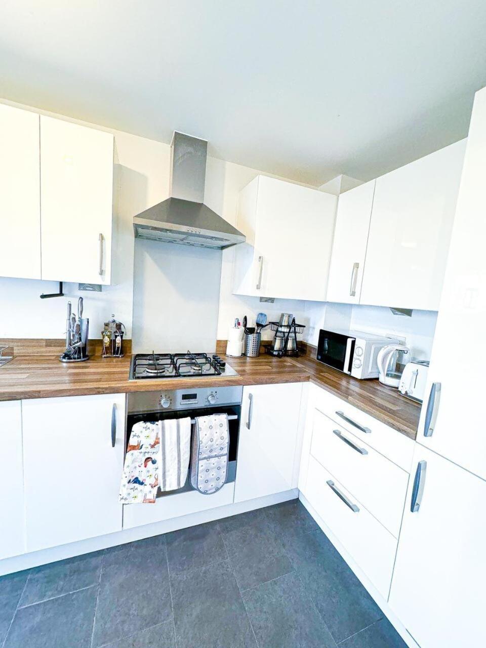 Optimal Luxury For Contractors And Large Groups 3 Bedroom 2 Bath - Sleep Unto 9 Guests- 5 Mins Drive To The Centre Pets Allowed -- Free Parking Onsite Holiday home *