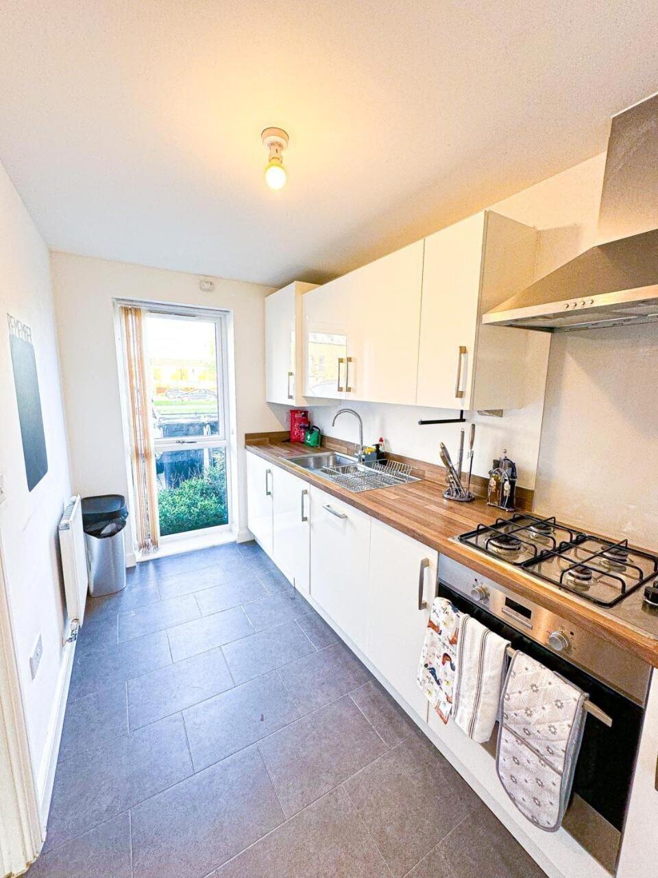Optimal Luxury For Contractors And Large Groups 3 Bedroom 2 Bath - Sleep Unto 9 Guests- 5 Mins Drive To The Centre Pets Allowed -- Free Parking Onsite Holiday home *