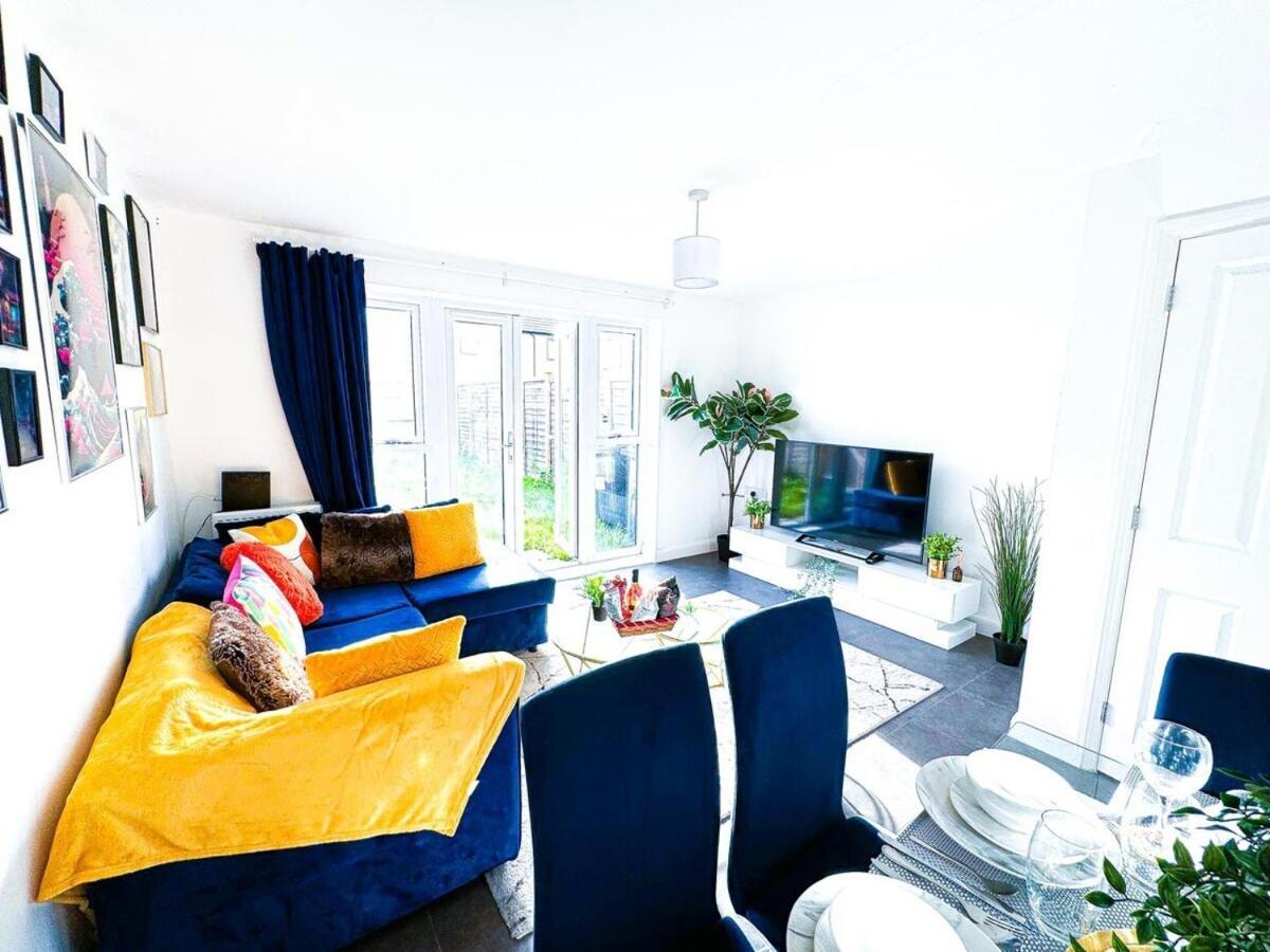 Holiday home Optimal Luxury For Contractors And Large Groups 3 Bedroom 2 Bath - Sleep Unto 9 Guests- 5 Mins Drive To The Centre Pets Allowed -- Free Parking Onsite Birmingham