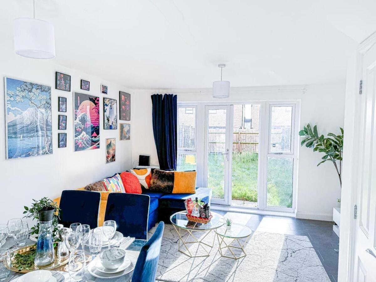 Optimal Luxury For Contractors And Large Groups 3 Bedroom 2 Bath - Sleep Unto 9 Guests- 5 Mins Drive To The Centre Pets Allowed -- Free Parking Onsite Holiday home