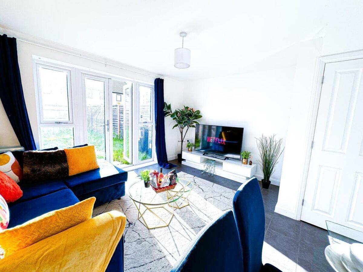 Optimal Luxury For Contractors And Large Groups 3 Bedroom 2 Bath - Sleep Unto 9 Guests- 5 Mins Drive To The Centre Pets Allowed -- Free Parking Onsite Holiday home *