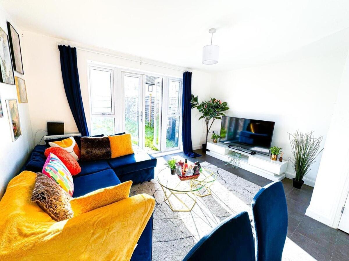 Optimal Luxury For Contractors And Large Groups 3 Bedroom 2 Bath - Sleep Unto 9 Guests- 5 Mins Drive To The Centre Pets Allowed -- Free Parking Onsite