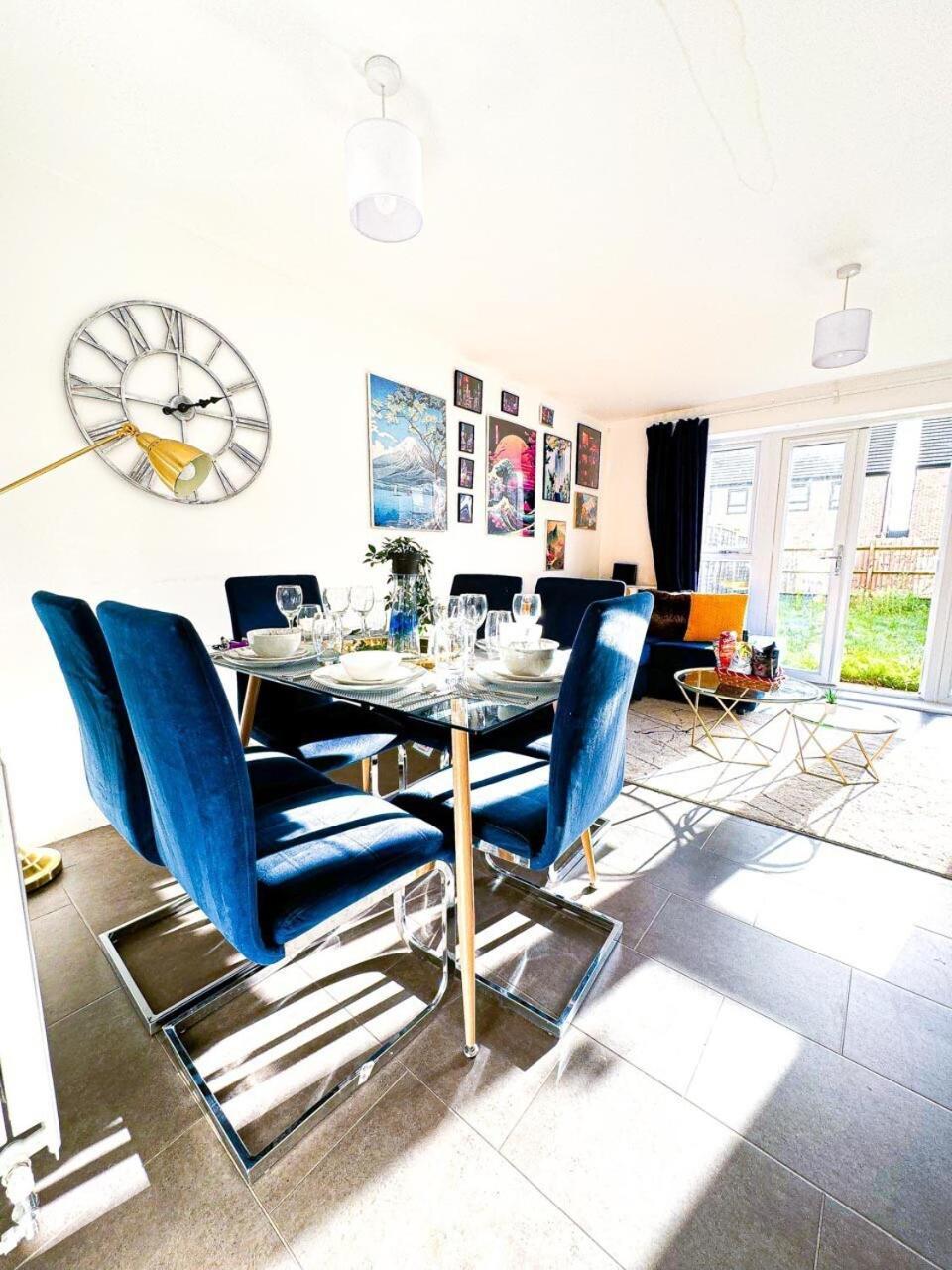Optimal Luxury For Contractors And Large Groups 3 Bedroom 2 Bath - Sleep Unto 9 Guests- 5 Mins Drive To The Centre Pets Allowed -- Free Parking Onsite Holiday home