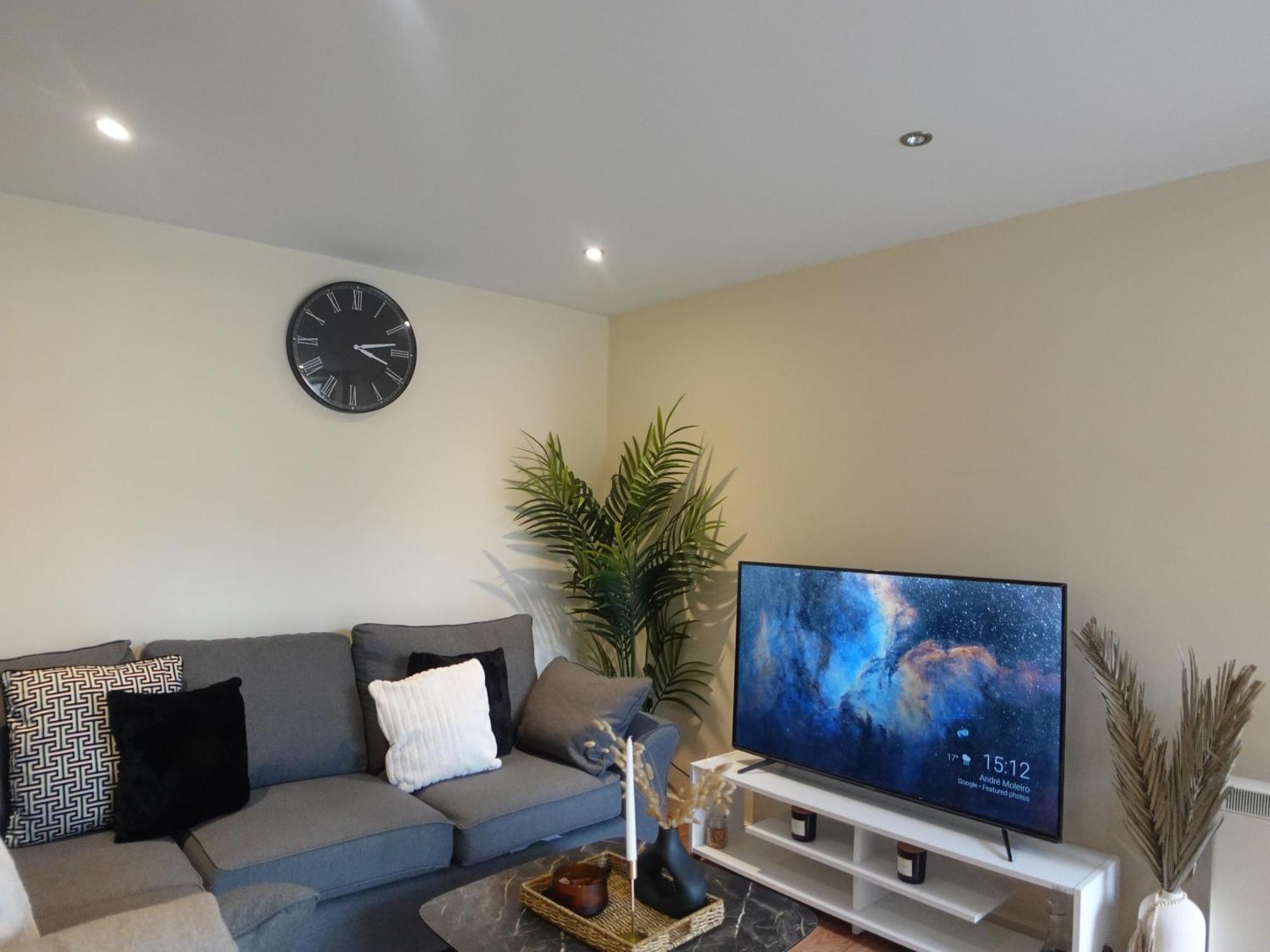 Modern Spacious In Digbeth With Balcony - Netflix, Youtube, Amazon Tv, Superfast Wifi - Just 10 Mins To Centre, Bullring, Train, Coach Station And Fc Apartment