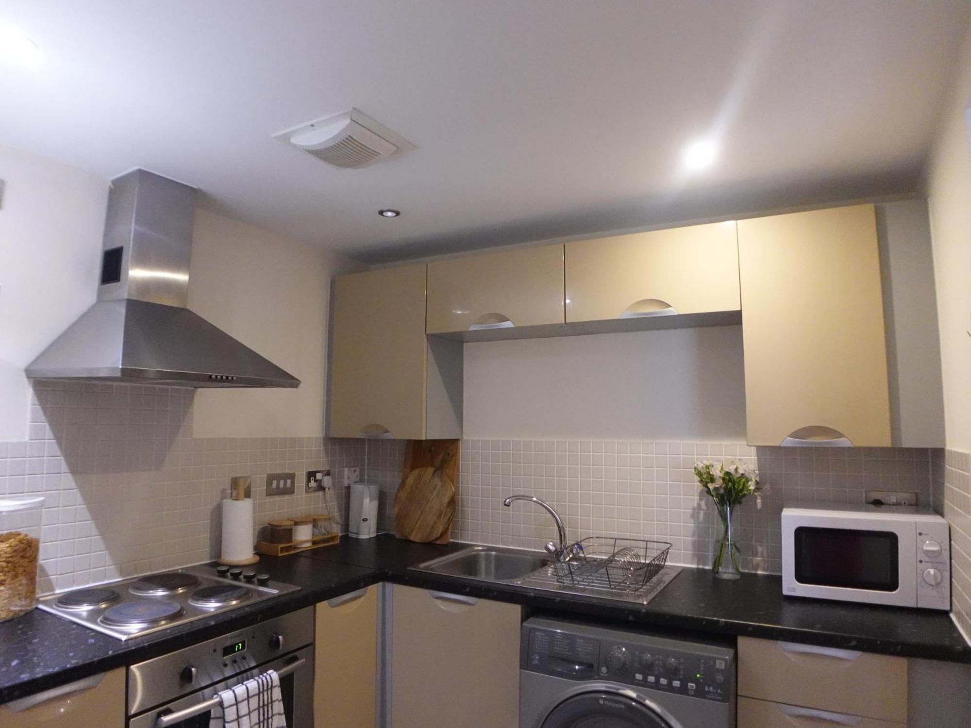 Modern Spacious In Digbeth With Balcony - Netflix, Youtube, Amazon Tv, Superfast Wifi - Just 10 Mins To Centre, Bullring, Train, Coach Station And Fc Apartment *