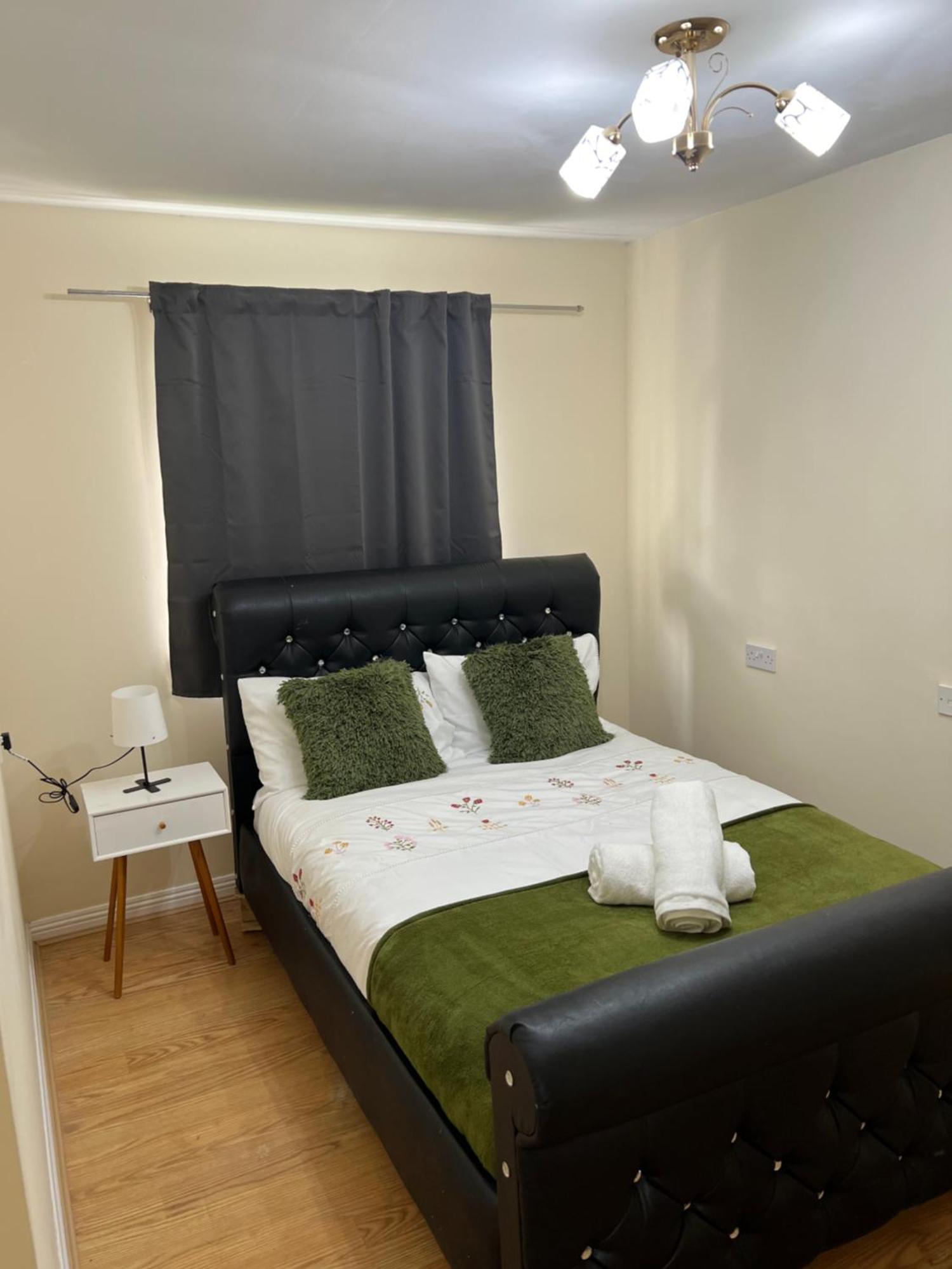 Cozy 3 Bedroom House In With Pool Table Apartment
