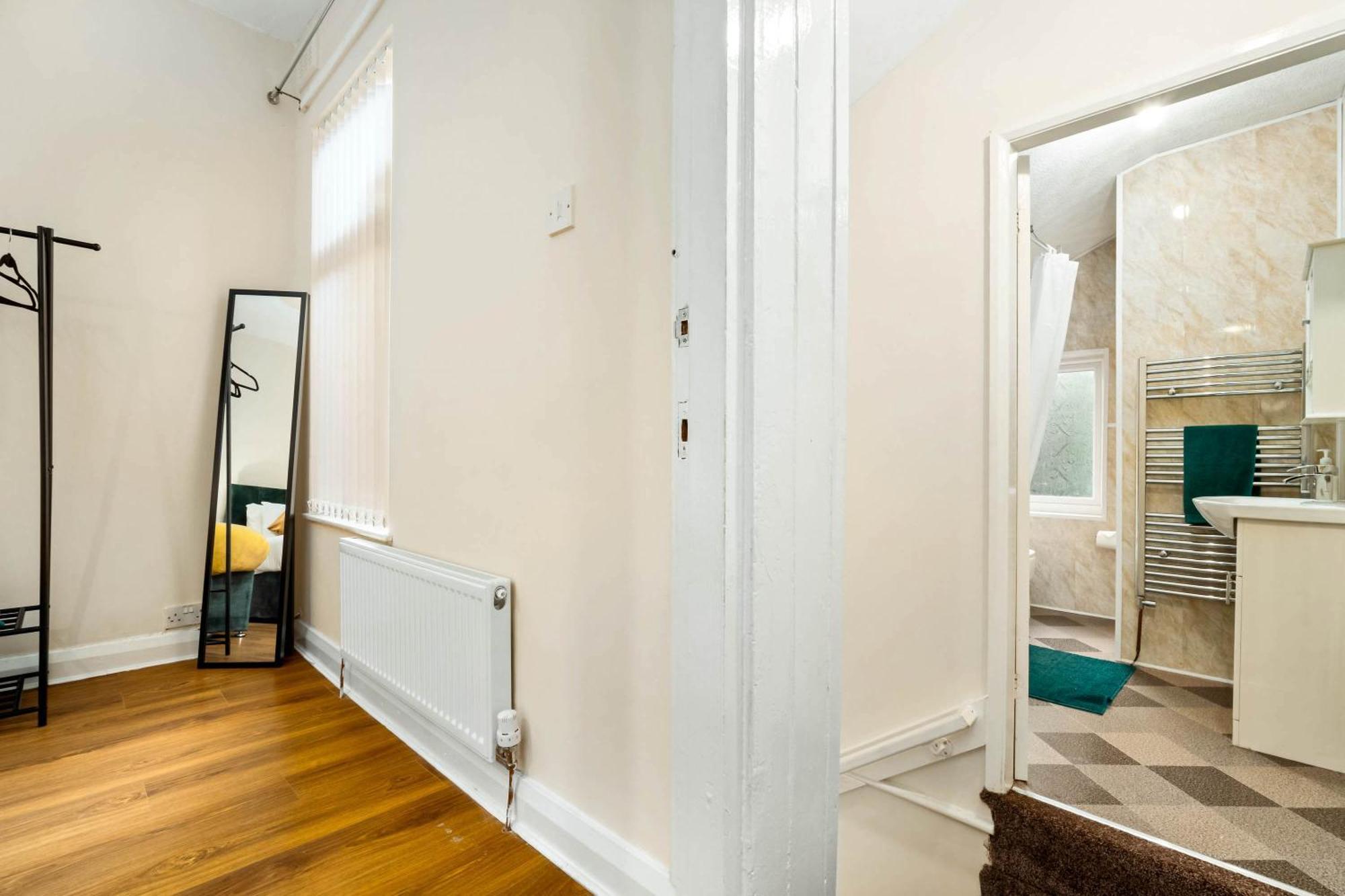 3 Bed House For Contractors & Families And Free Parking Birmingham