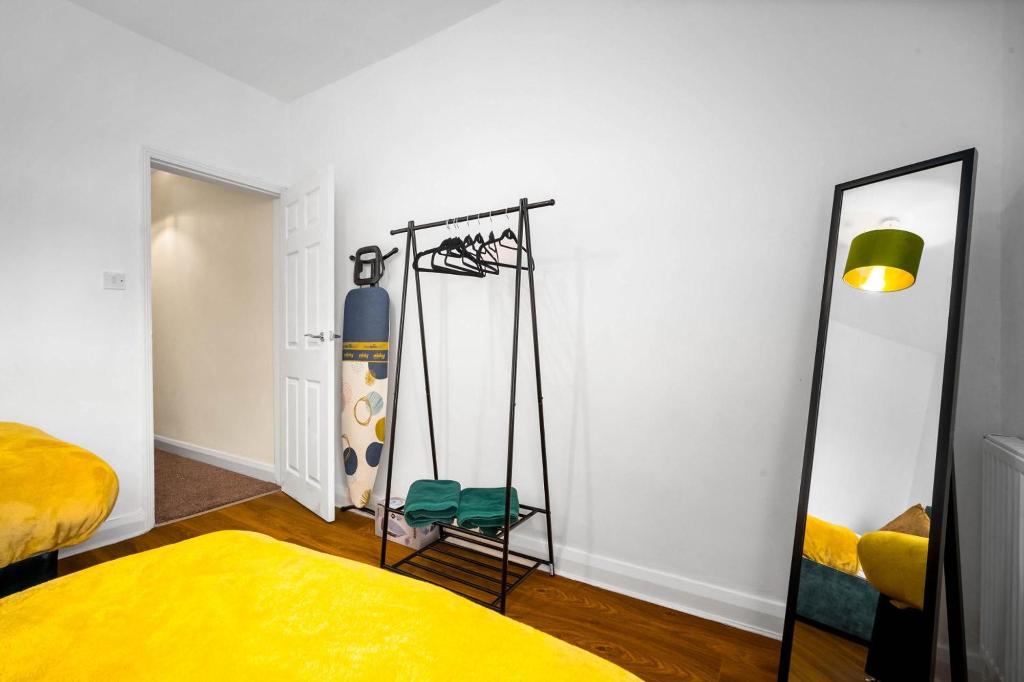 3 Bed House For Contractors & Families And Free Parking Birmingham