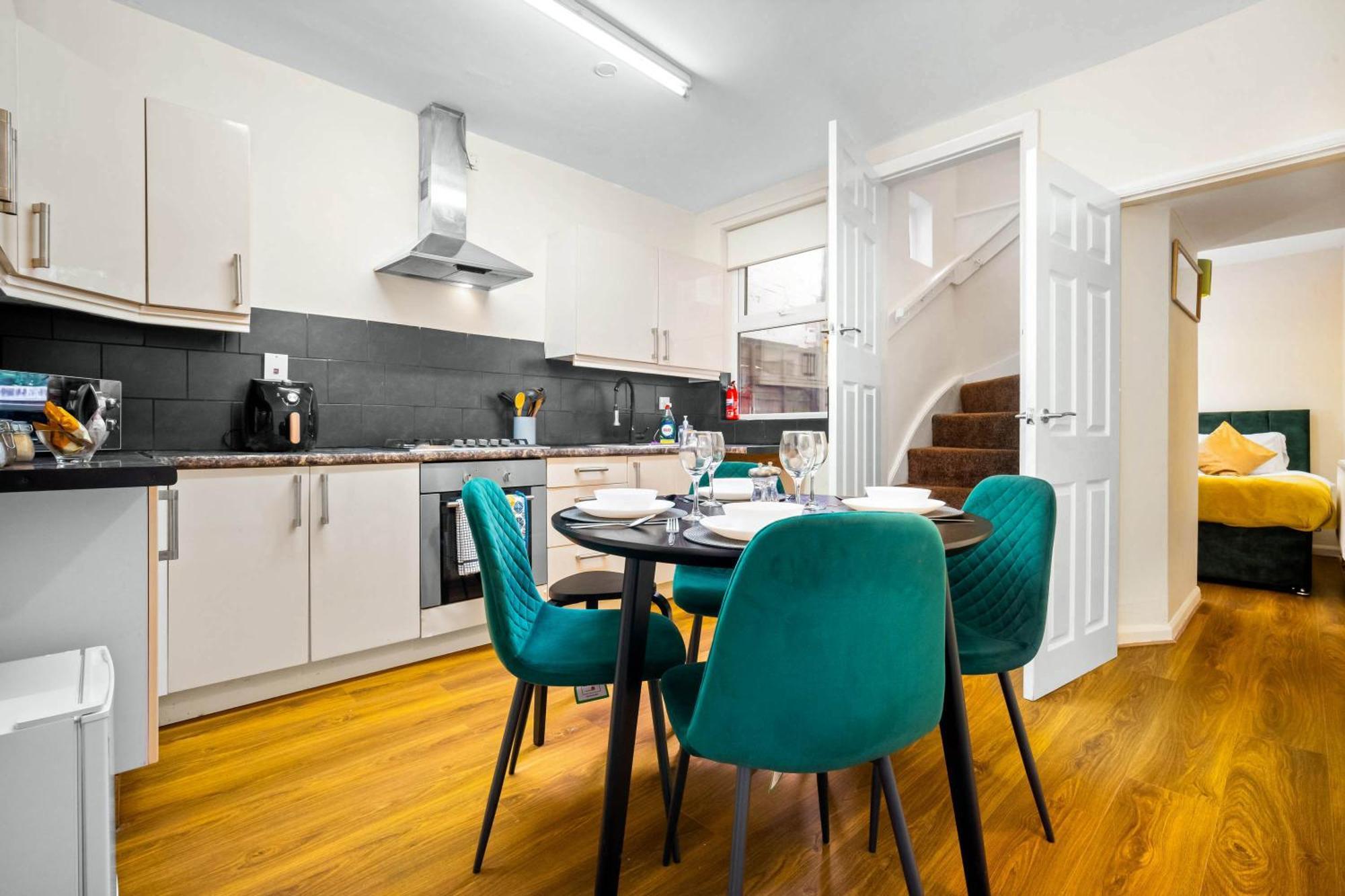 3 Bed House For Contractors & Families And Free Parking Holiday home Birmingham