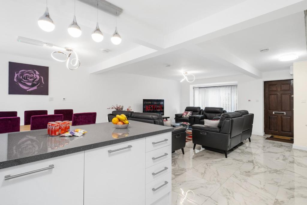 Four Bedroom & Apartments: Corporate And Student Hub Apartment