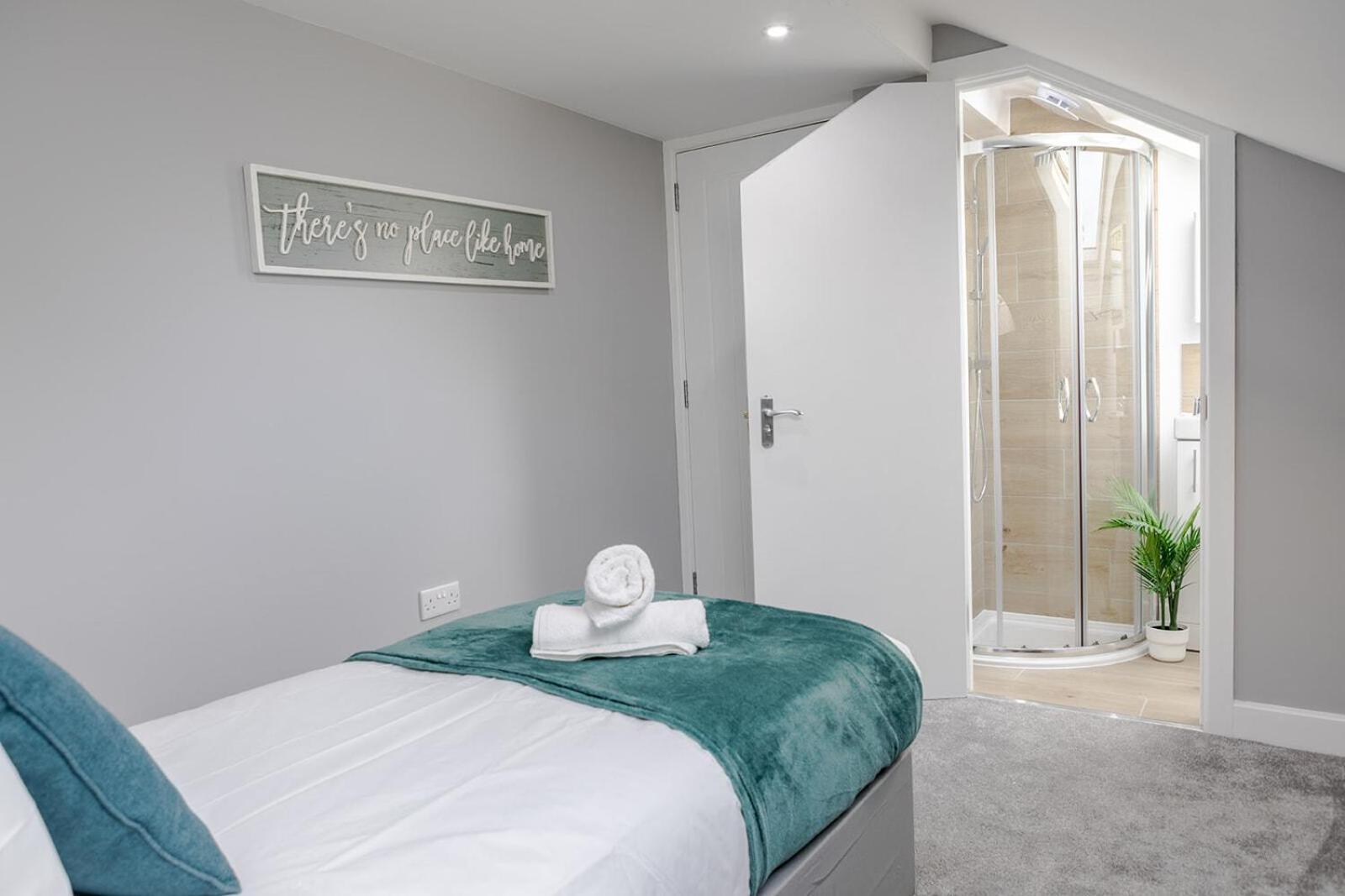 Large Stylish House Close To Centre