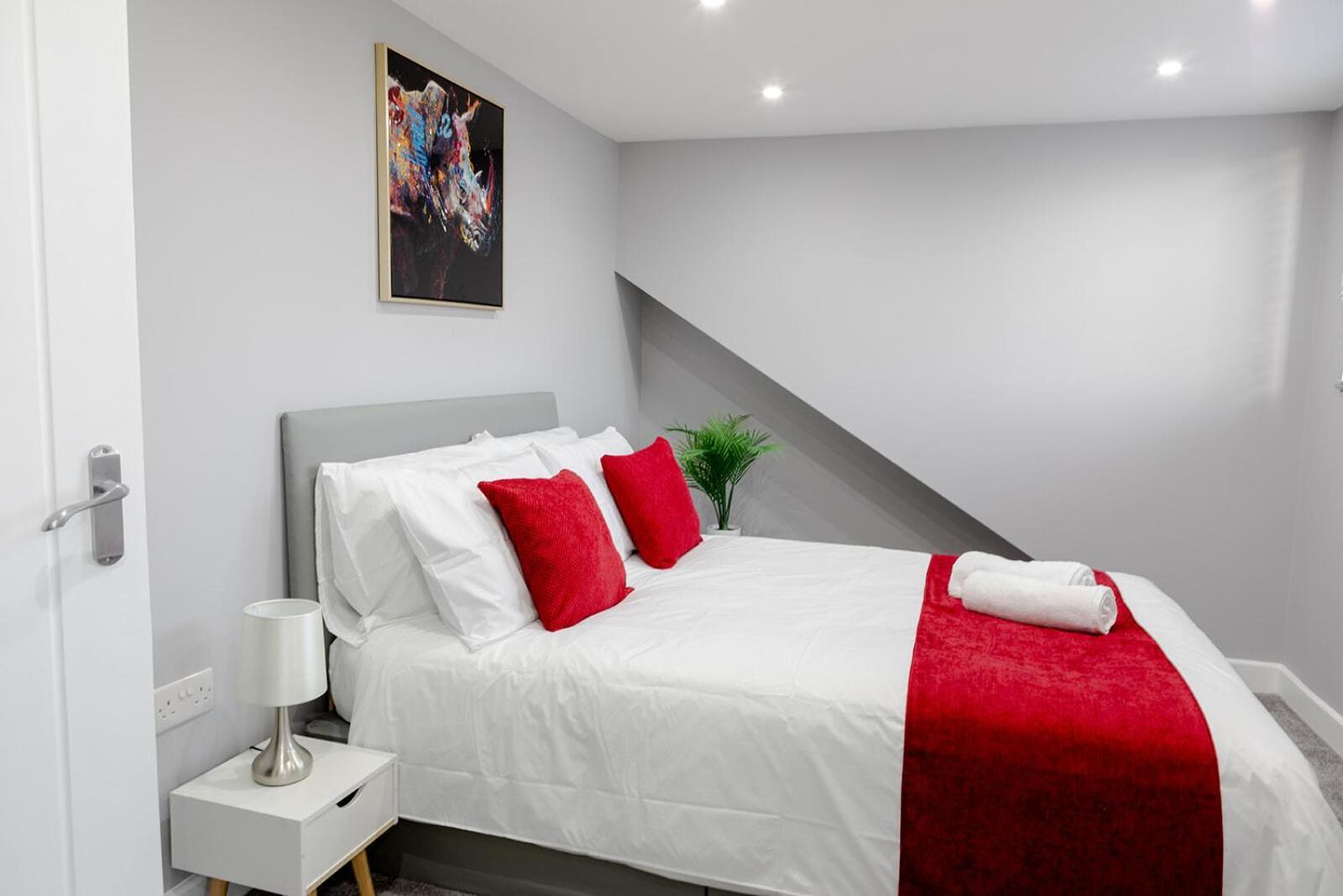 Large Stylish House Close To Centre *