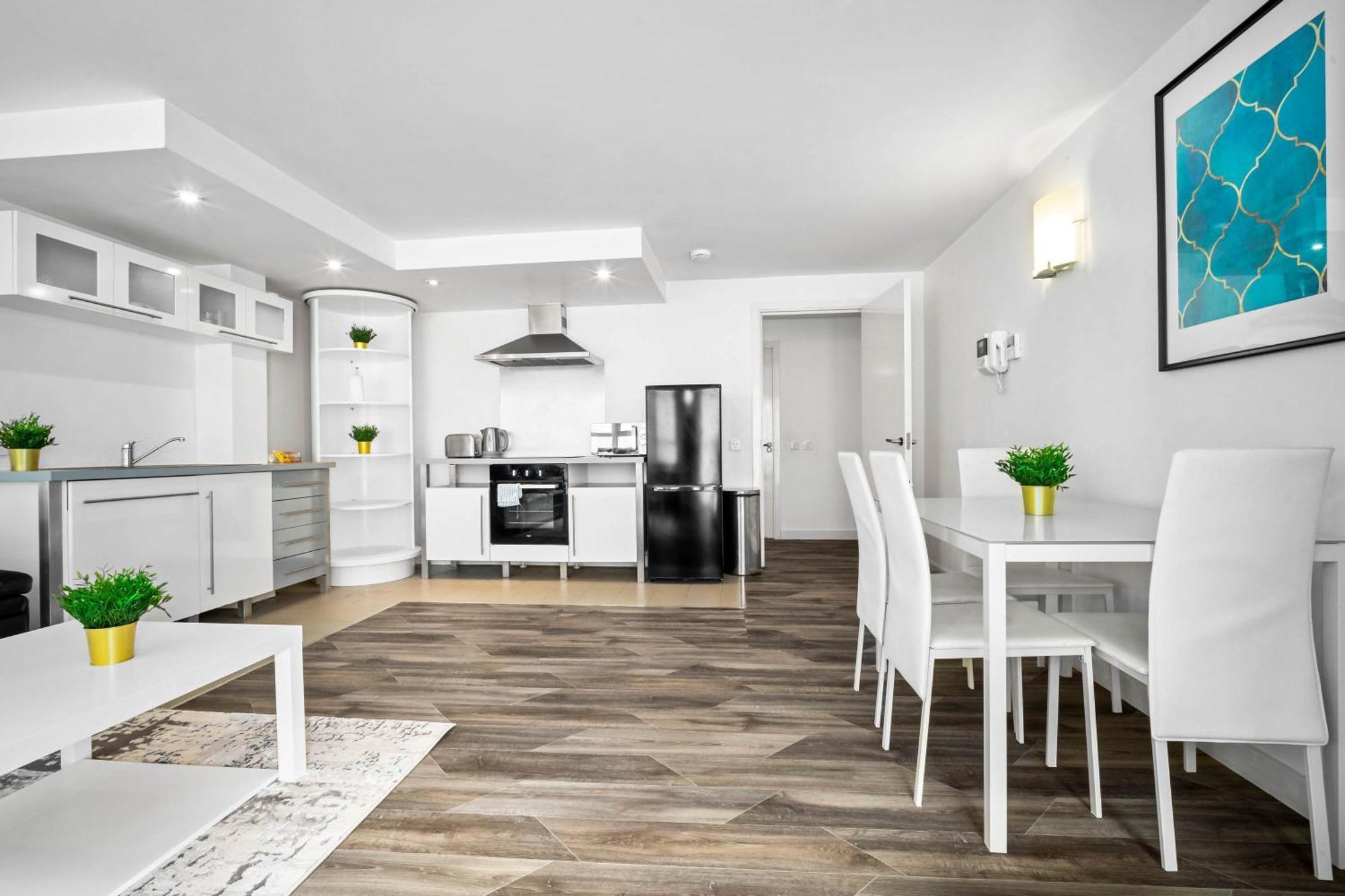Open Plan - Centre - 2 Bedrooms - Rated - 54qc *