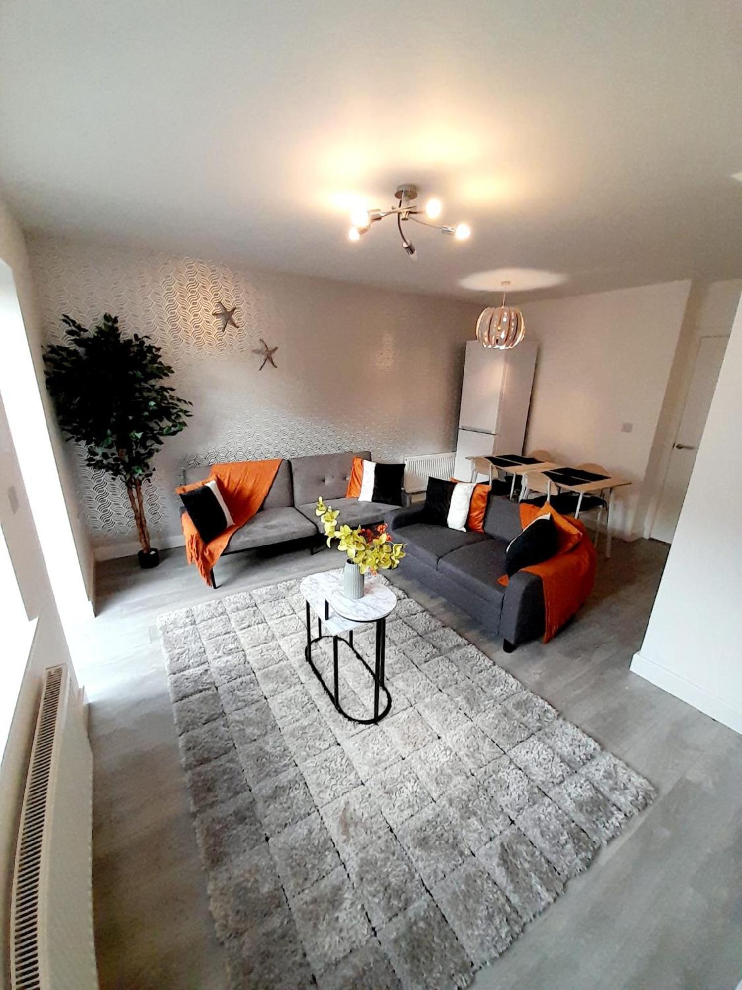 3br House With 3 Bathrooms - Families - Professionals - Relocators - Nec - Bhx - Hs2 - Jlr - Travel Cot Available - Pets Welcome - Free Parking * Birmingham