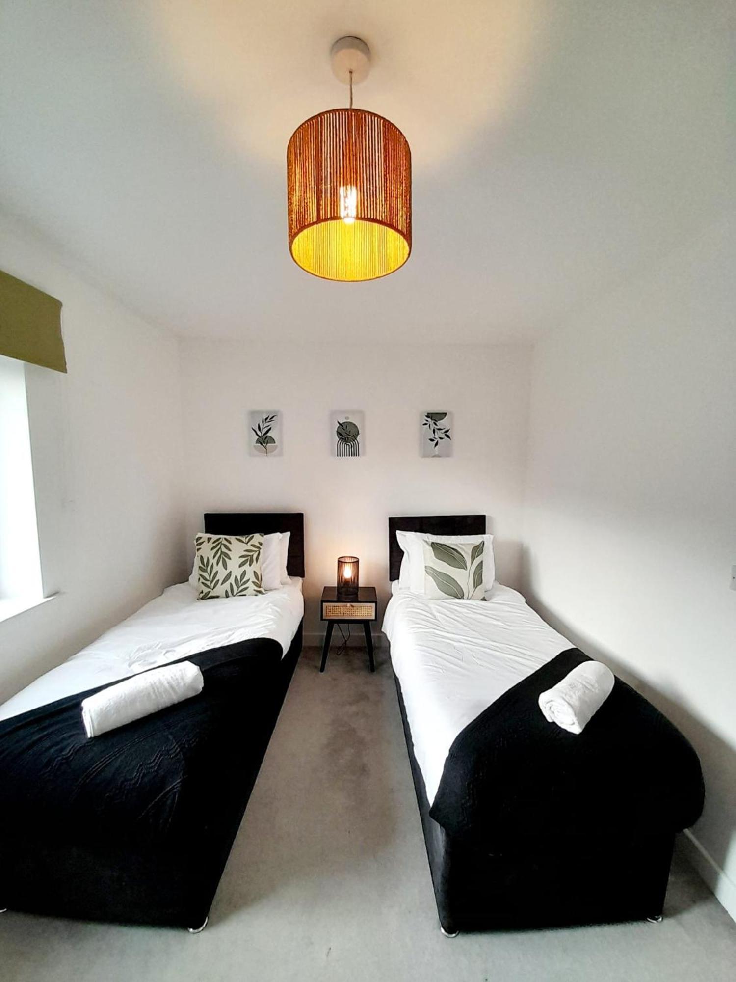 3br House With 3 Bathrooms - Families - Professionals - Relocators - Nec - Bhx - Hs2 - Jlr - Travel Cot Available - Pets Welcome - Free Parking Birmingham