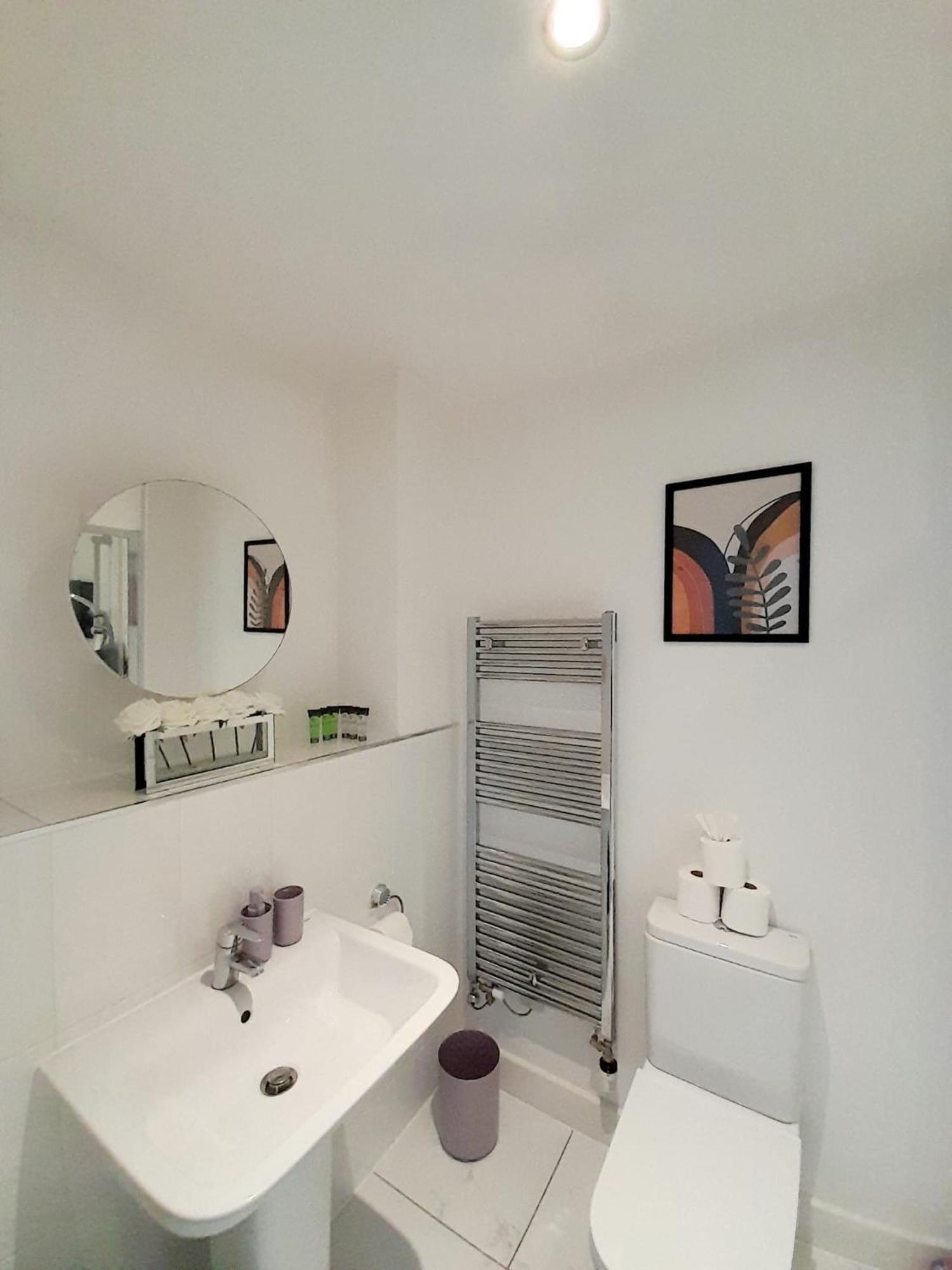 3br House With 3 Bathrooms - Families - Professionals - Relocators - Nec - Bhx - Hs2 - Jlr - Travel Cot Available - Pets Welcome - Free Parking Holiday home