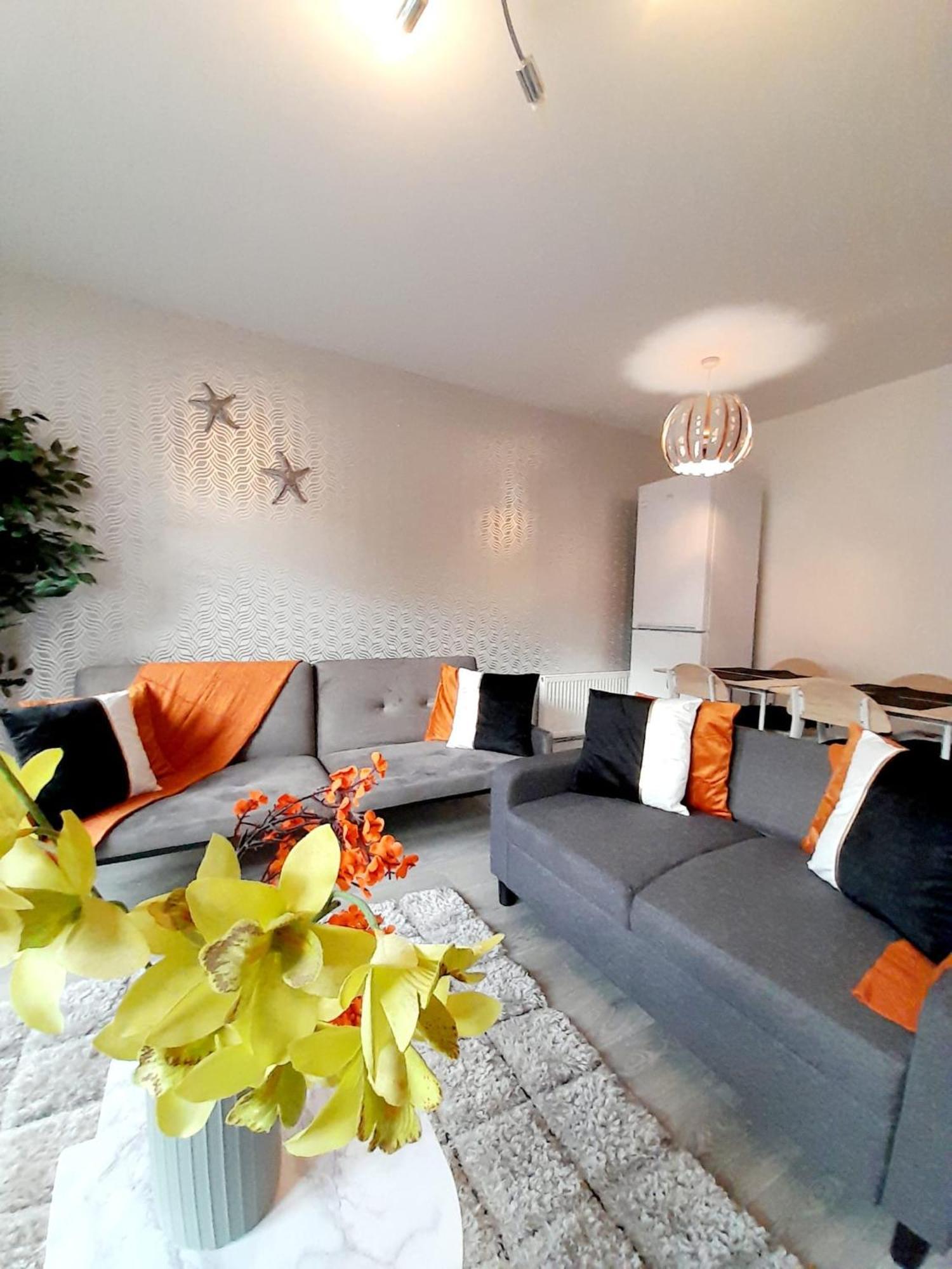 3br House With 3 Bathrooms - Families - Professionals - Relocators - Nec - Bhx - Hs2 - Jlr - Travel Cot Available - Pets Welcome - Free Parking * Birmingham