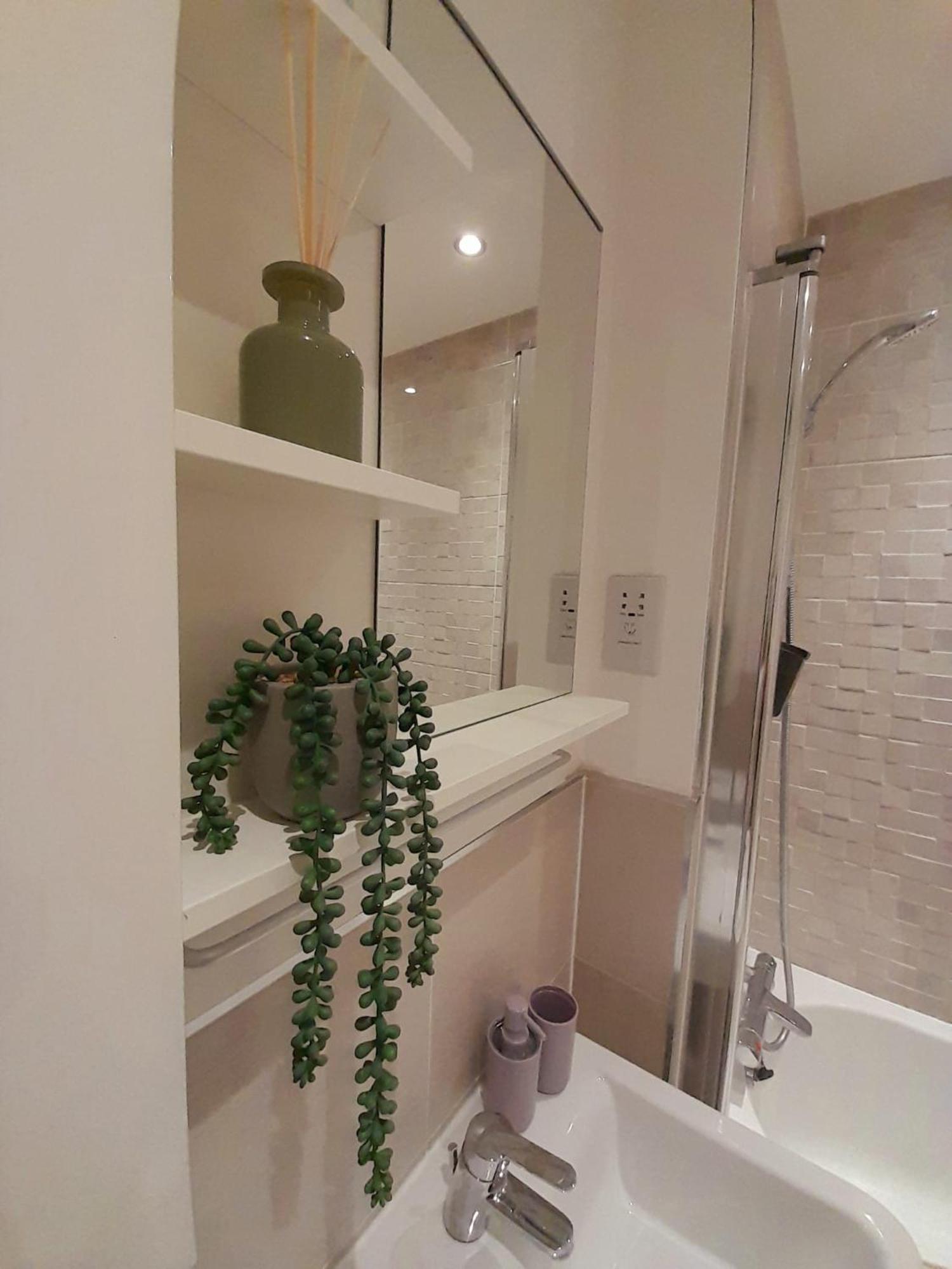 3br House With 3 Bathrooms - Families - Professionals - Relocators - Nec - Bhx - Hs2 - Jlr - Travel Cot Available - Pets Welcome - Free Parking