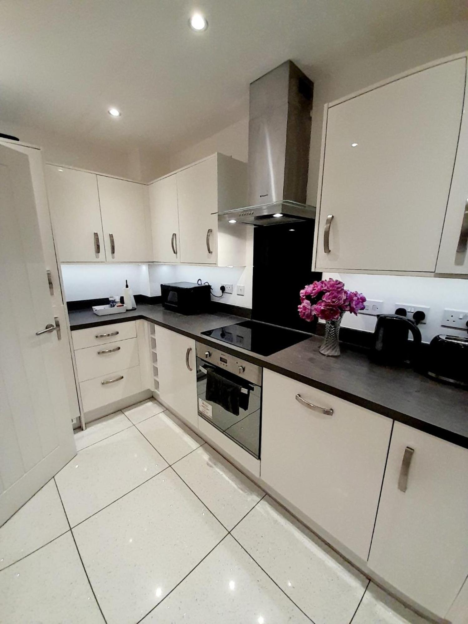 3br House With 3 Bathrooms - Families - Professionals - Relocators - Nec - Bhx - Hs2 - Jlr - Travel Cot Available - Pets Welcome - Free Parking * Birmingham