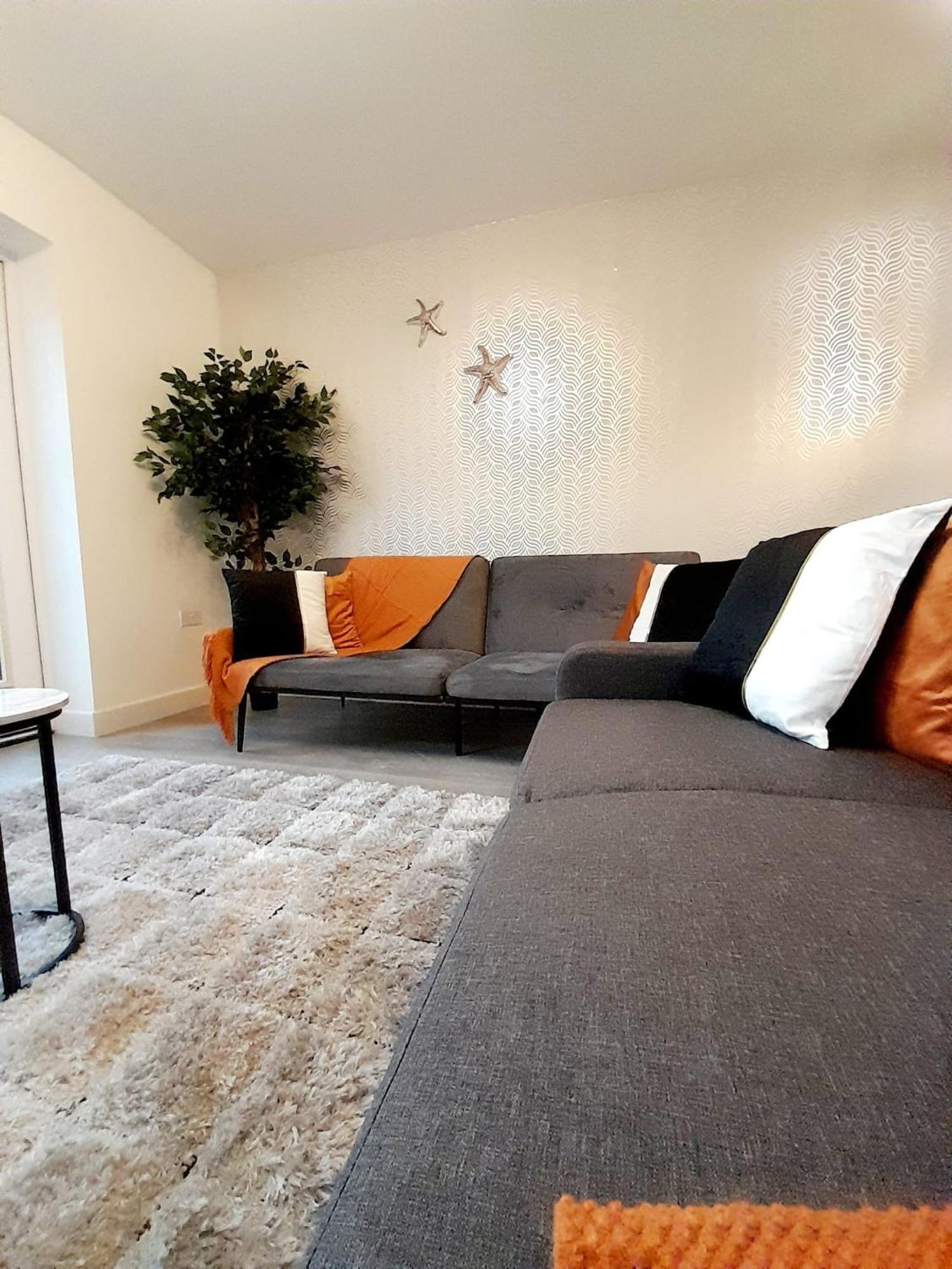 3br House With 3 Bathrooms - Families - Professionals - Relocators - Nec - Bhx - Hs2 - Jlr - Travel Cot Available - Pets Welcome - Free Parking