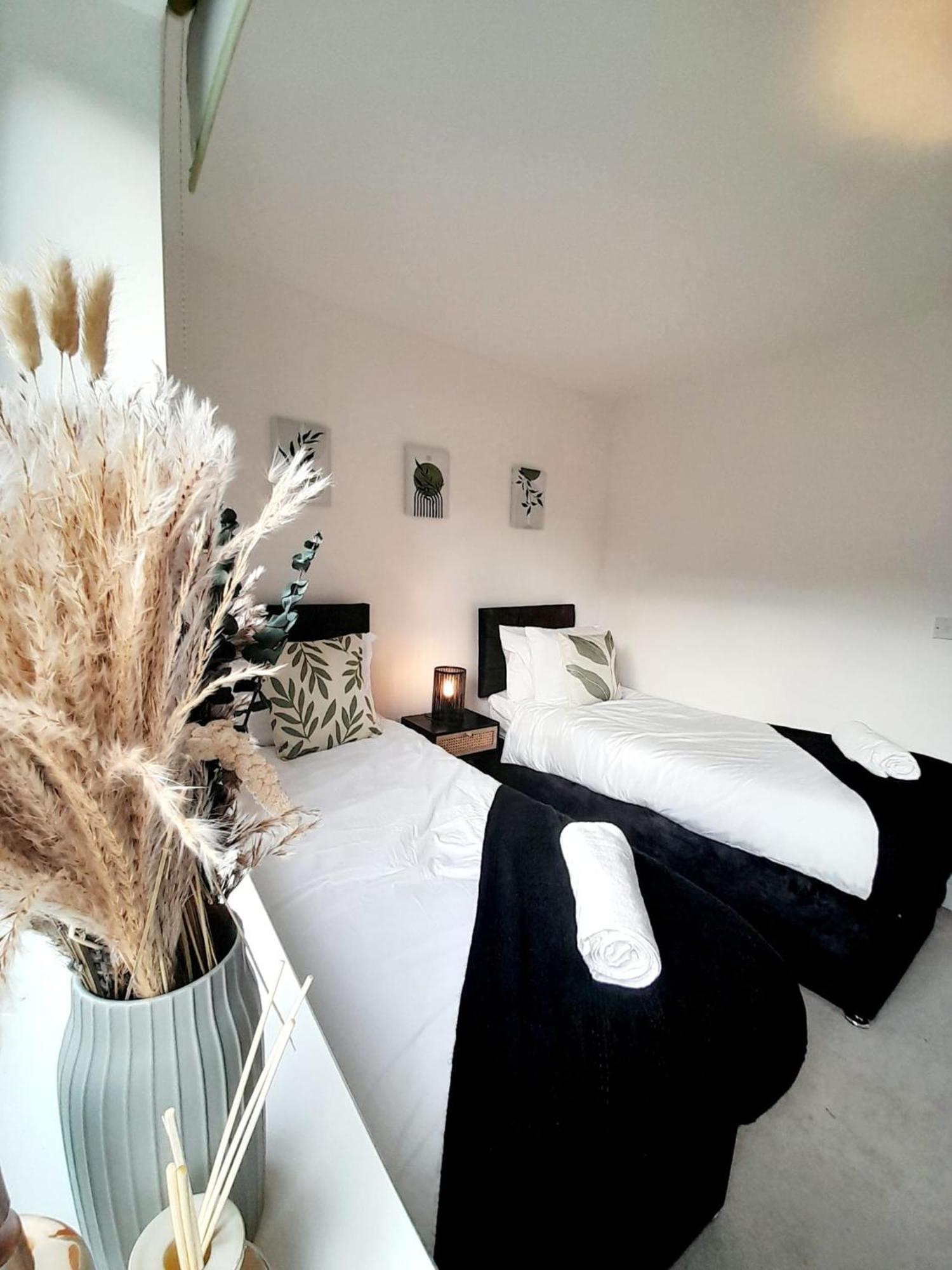 3br House With 3 Bathrooms - Families - Professionals - Relocators - Nec - Bhx - Hs2 - Jlr - Travel Cot Available - Pets Welcome - Free Parking Birmingham