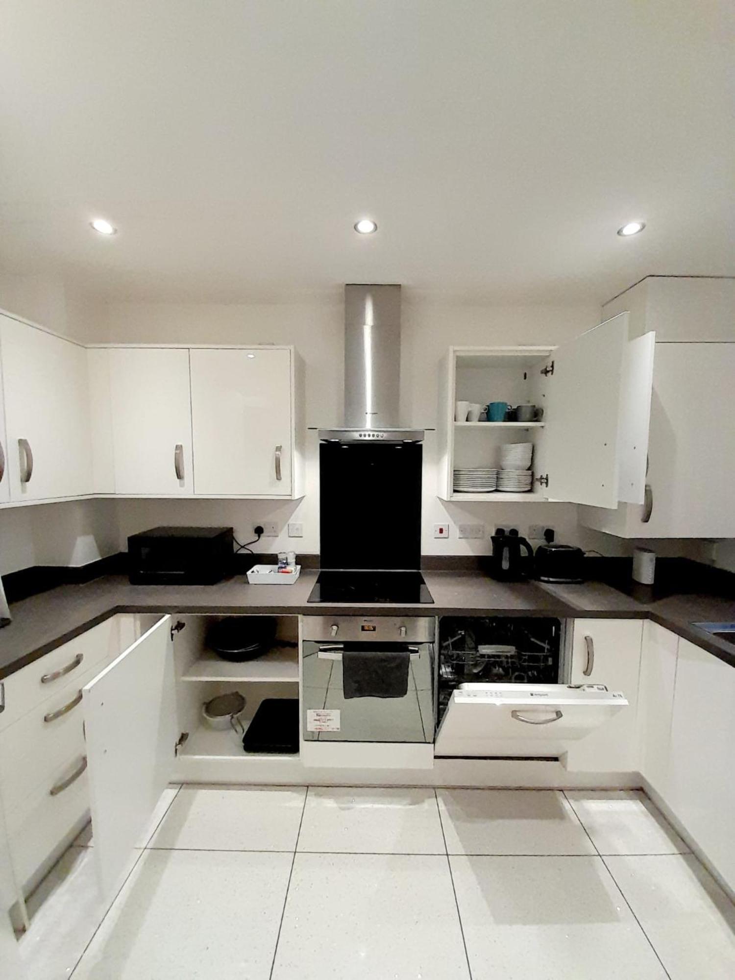 3br House With 3 Bathrooms - Families - Professionals - Relocators - Nec - Bhx - Hs2 - Jlr - Travel Cot Available - Pets Welcome - Free Parking * Birmingham