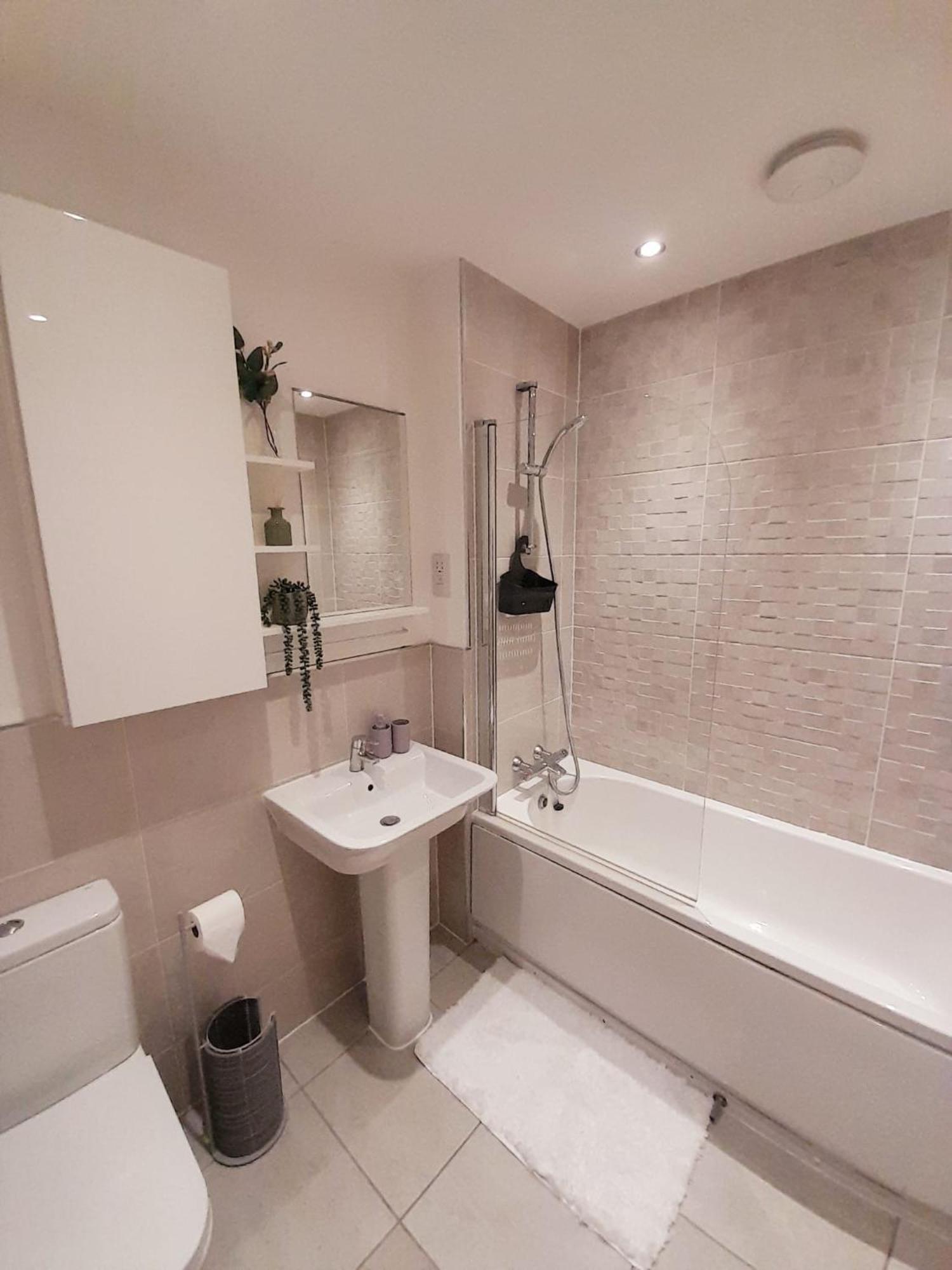 3br House With 3 Bathrooms - Families - Professionals - Relocators - Nec - Bhx - Hs2 - Jlr - Travel Cot Available - Pets Welcome - Free Parking Holiday home *