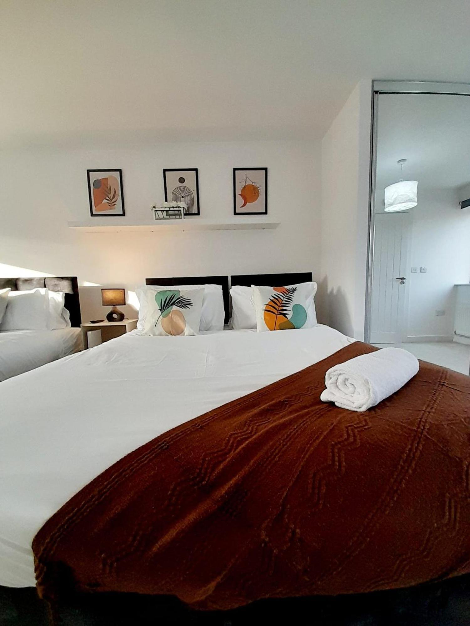 3br House With 3 Bathrooms - Families - Professionals - Relocators - Nec - Bhx - Hs2 - Jlr - Travel Cot Available - Pets Welcome - Free Parking Holiday home Birmingham