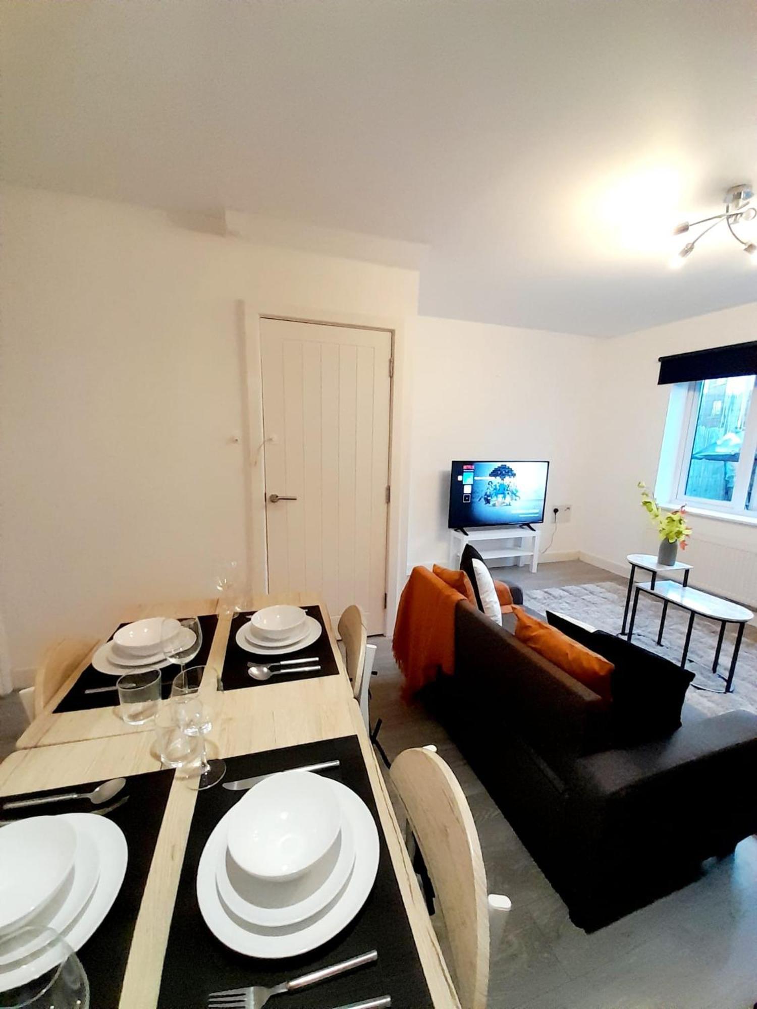 3br House With 3 Bathrooms - Families - Professionals - Relocators - Nec - Bhx - Hs2 - Jlr - Travel Cot Available - Pets Welcome - Free Parking Birmingham