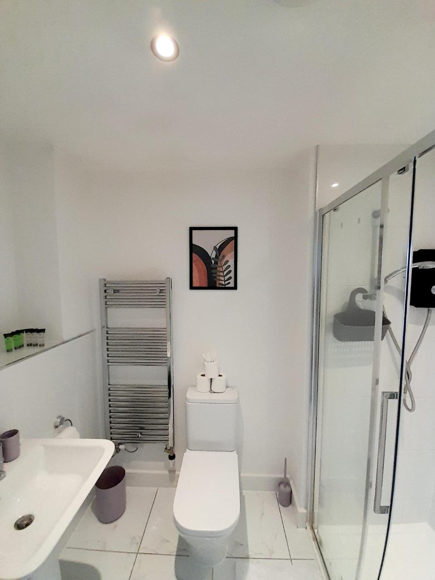 3br House With 3 Bathrooms - Families - Professionals - Relocators - Nec - Bhx - Hs2 - Jlr - Travel Cot Available - Pets Welcome - Free Parking * Birmingham