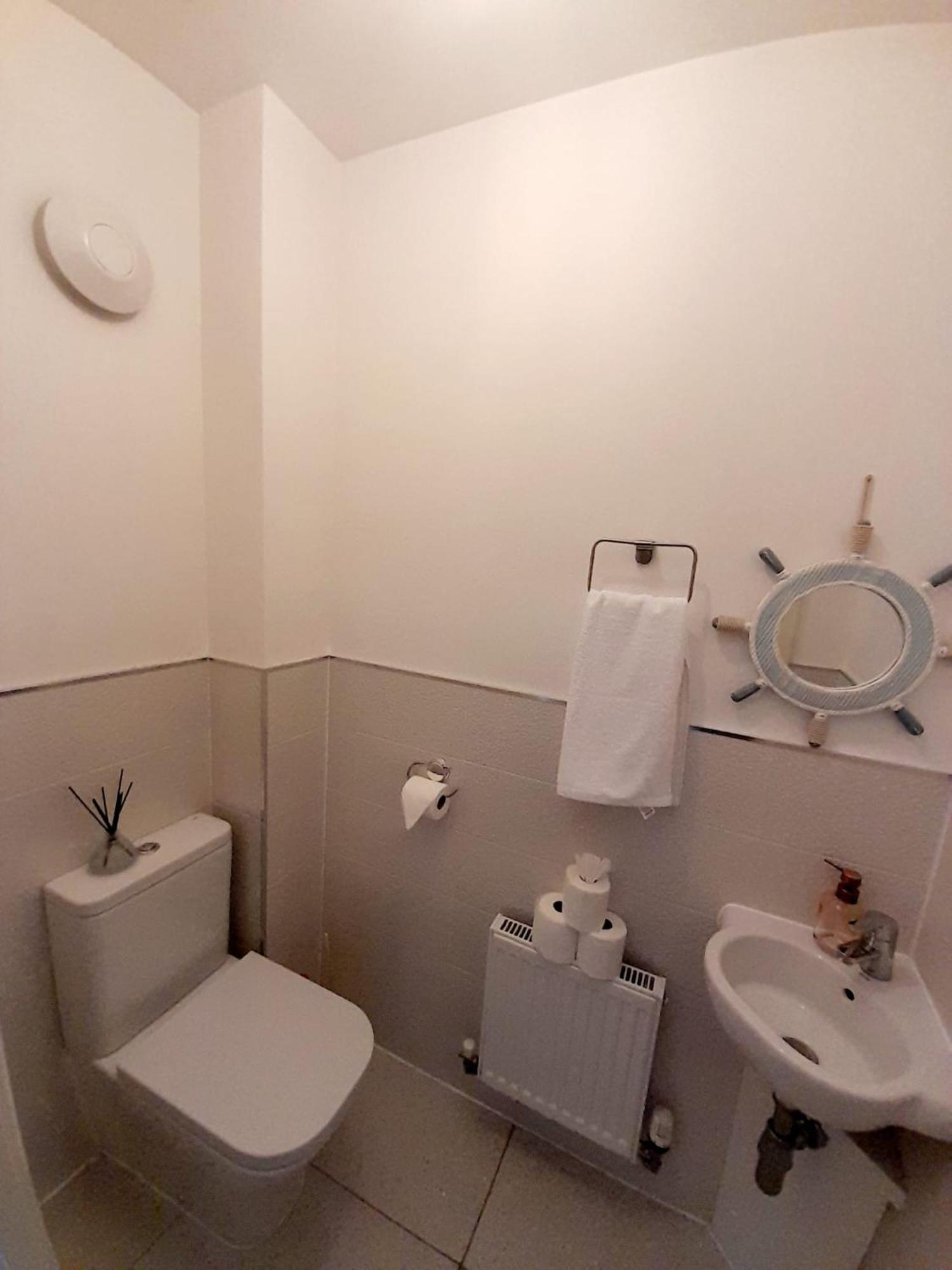 3br House With 3 Bathrooms - Families - Professionals - Relocators - Nec - Bhx - Hs2 - Jlr - Travel Cot Available - Pets Welcome - Free Parking Holiday home Birmingham