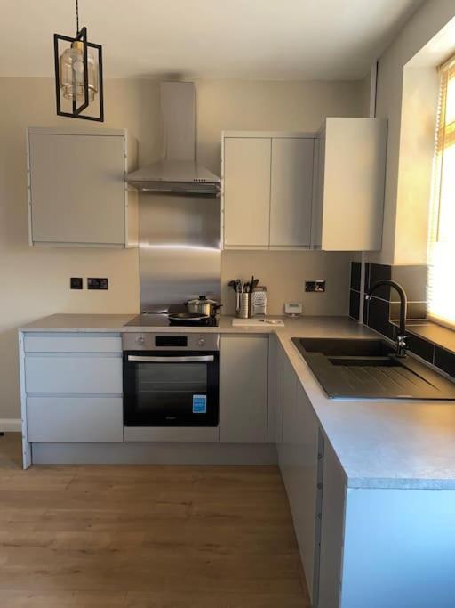 Holiday home Luxe Entire 3 Bedroom Home, Perfect For Business, Contractor, Family Stays, Free Wifi & Netflix