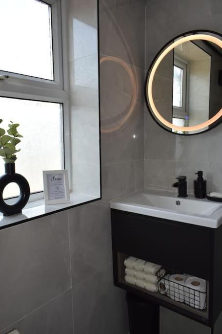 Luxe Entire 3 Bedroom Home, Perfect For Business, Contractor, Family Stays, Free Wifi & Netflix