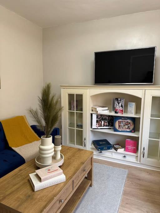 Luxe Entire 3 Bedroom Home, Perfect For Business, Contractor, Family Stays, Free Wifi & Netflix *
